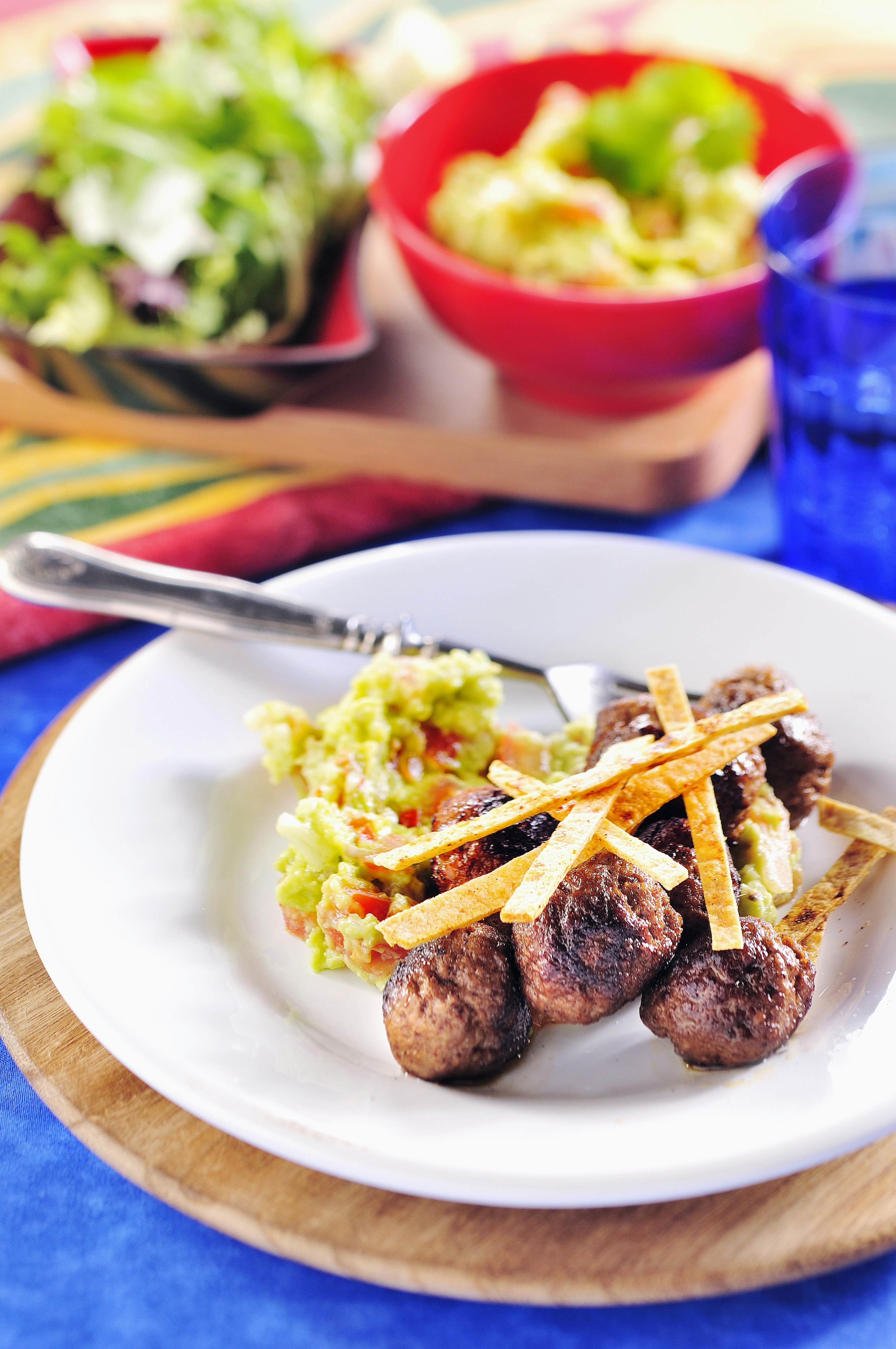 Tacobollar med guacamole och tortillastrimlor