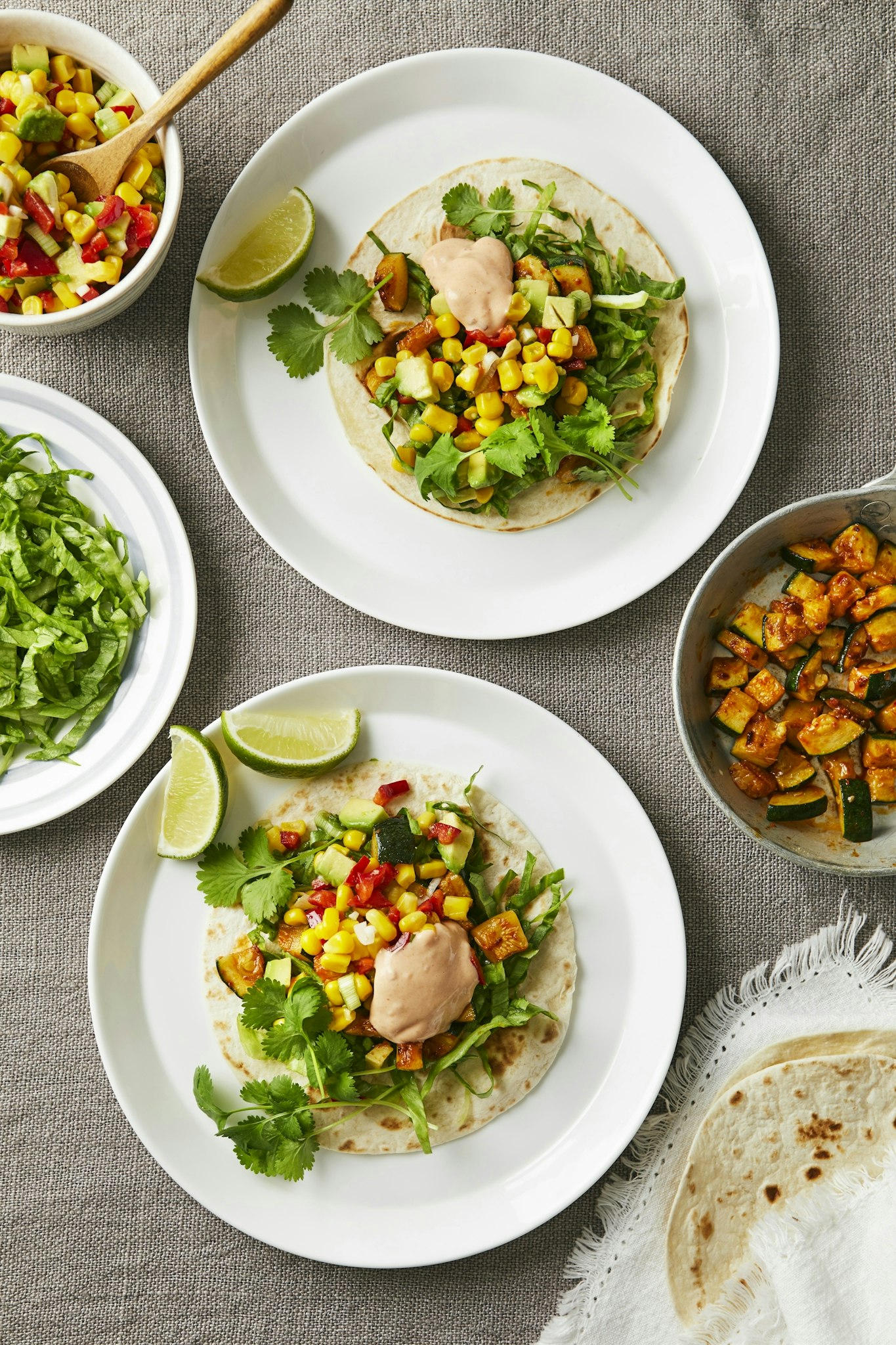 Tacos med majssalsa och het tomat- och chilimajo