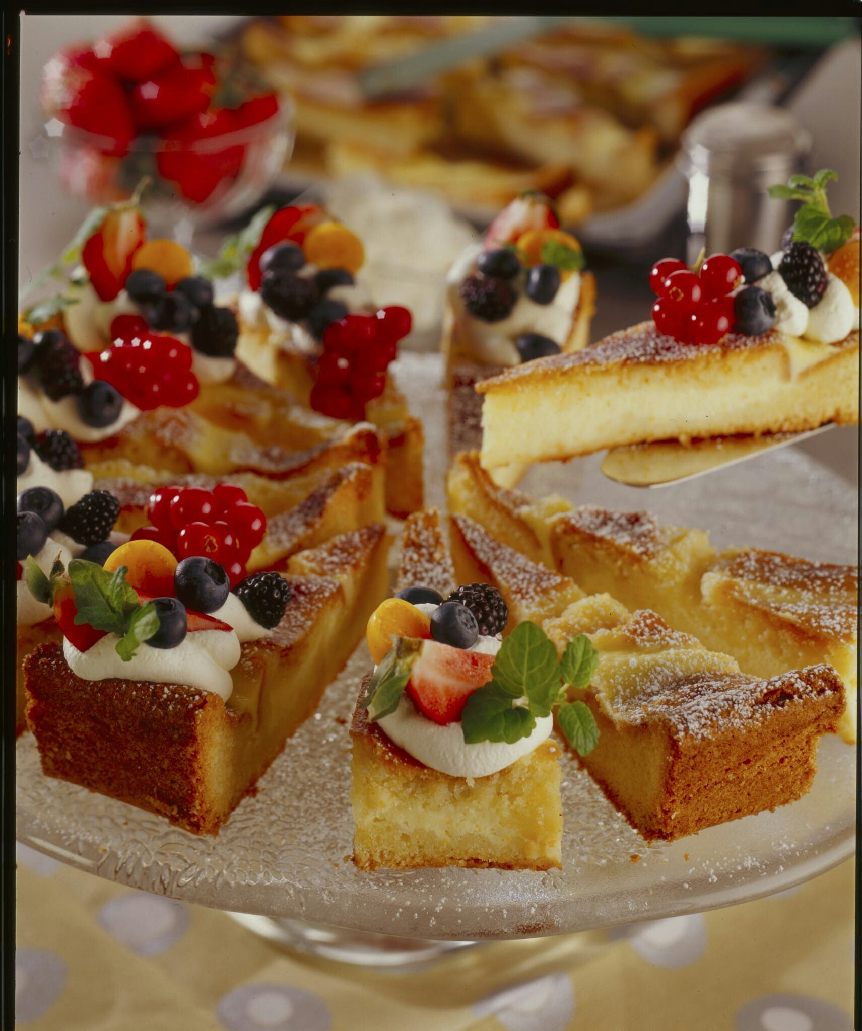 Tårtbitar med syrlig gräddfyllning