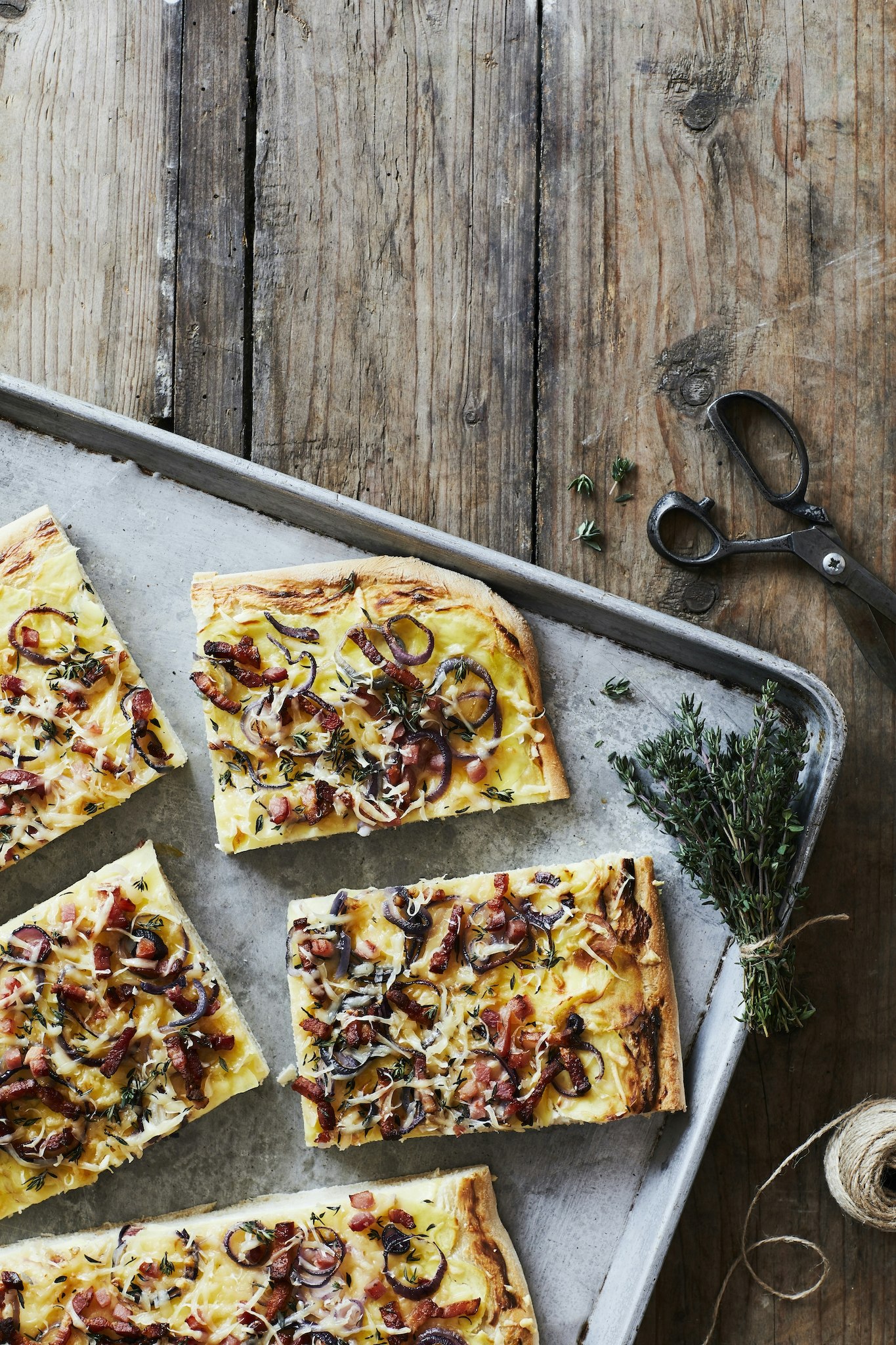 Tarte flambé med potatis, lök och bacon