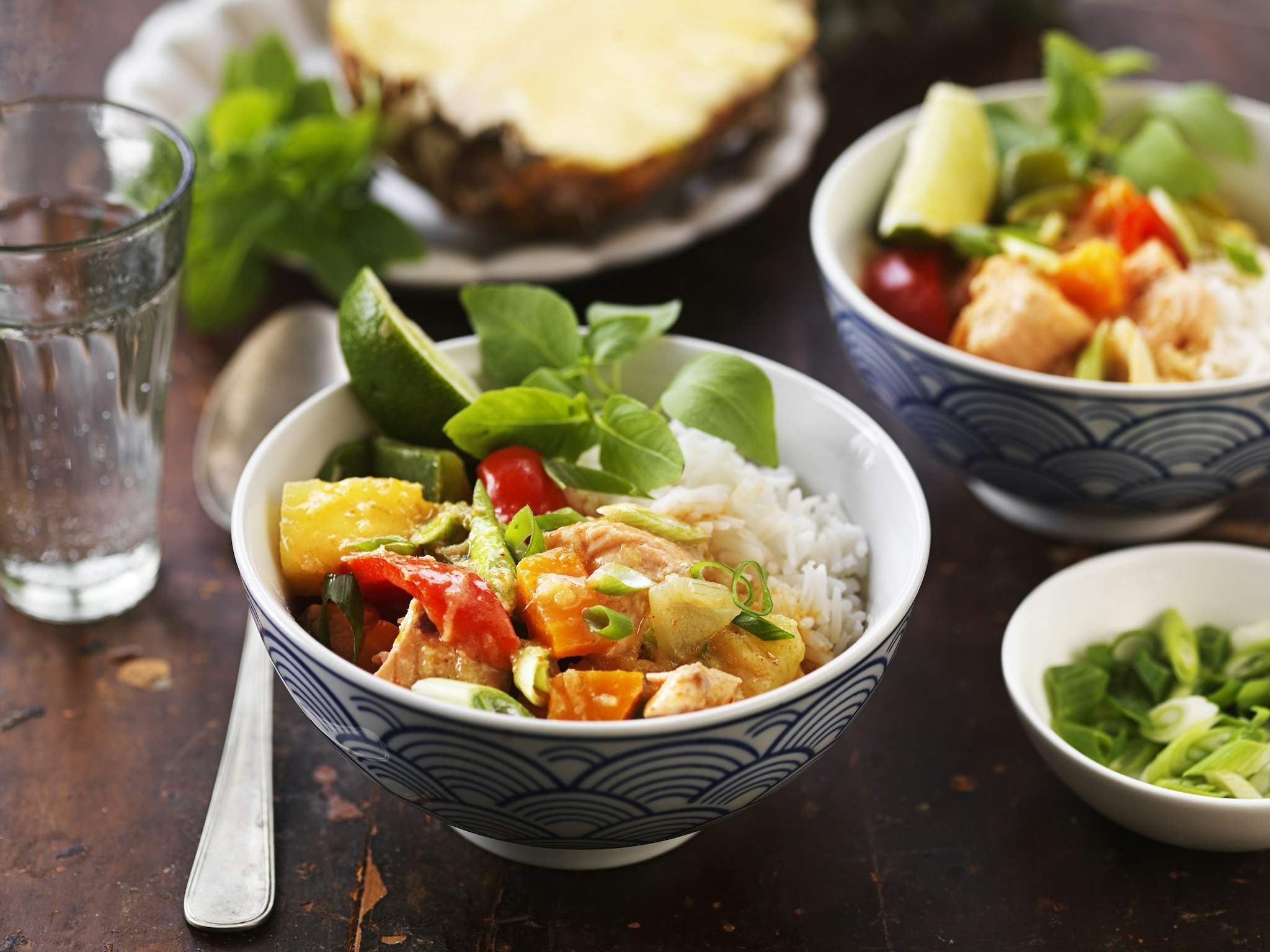 Thaigryta med lax och ananas