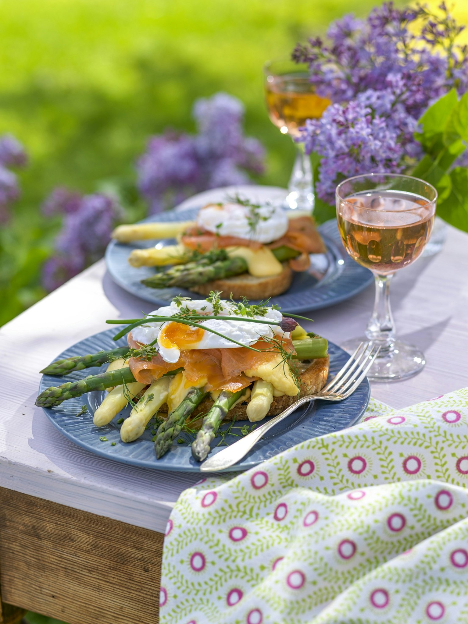 Toast med pocherat ägg, sparris och hollandaise