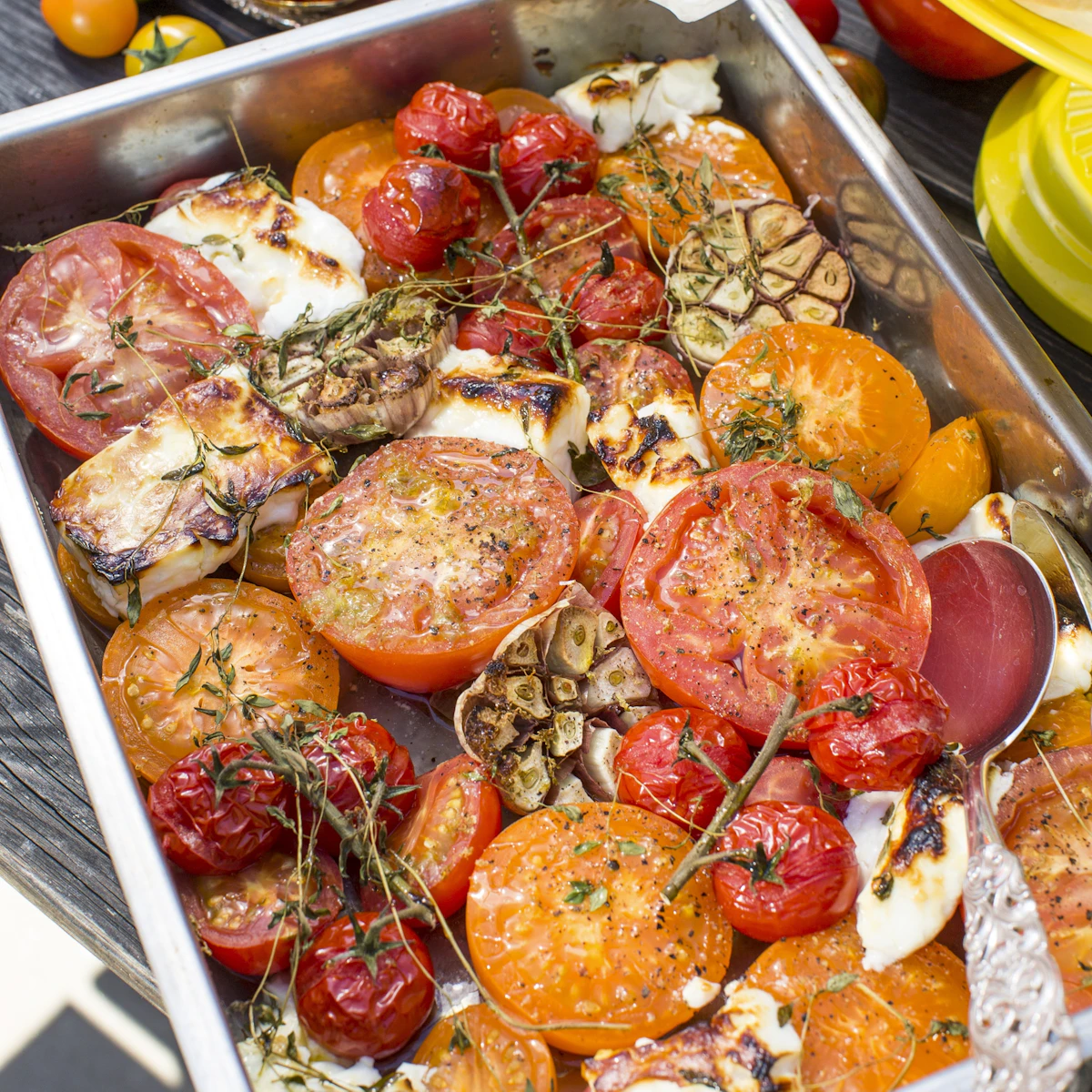 Ugnsbakade tomater med fetaost och vitlök