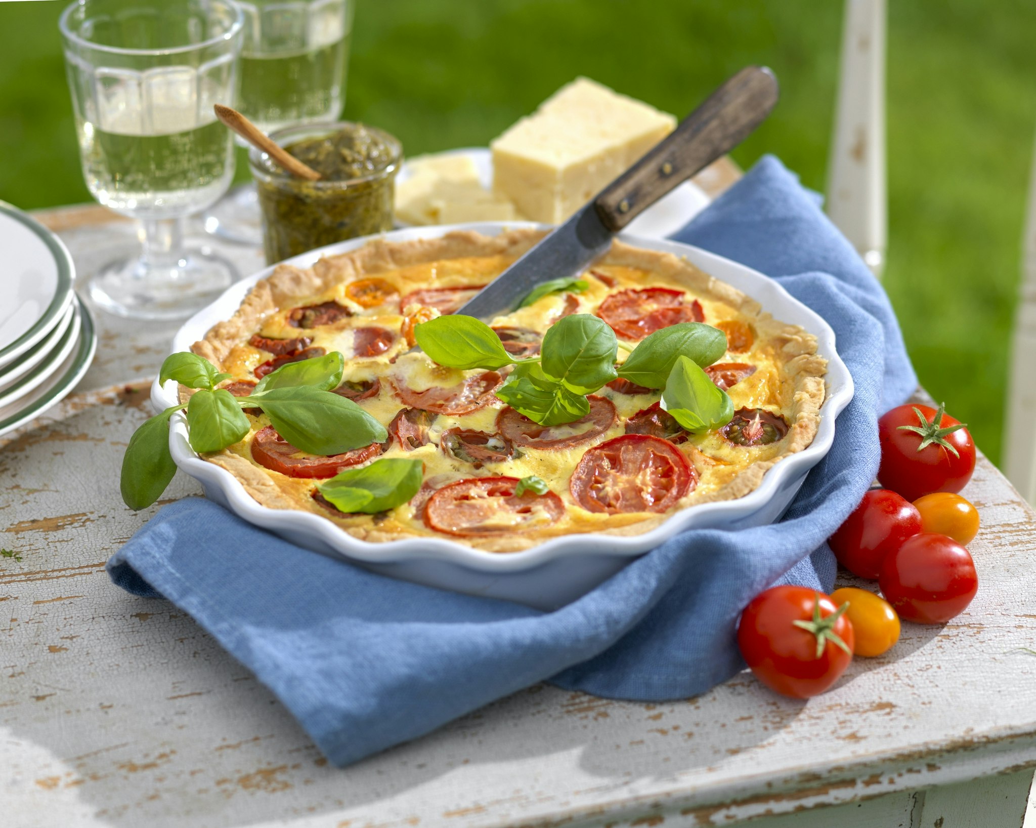 Tomatpaj med mozzarella och bacon