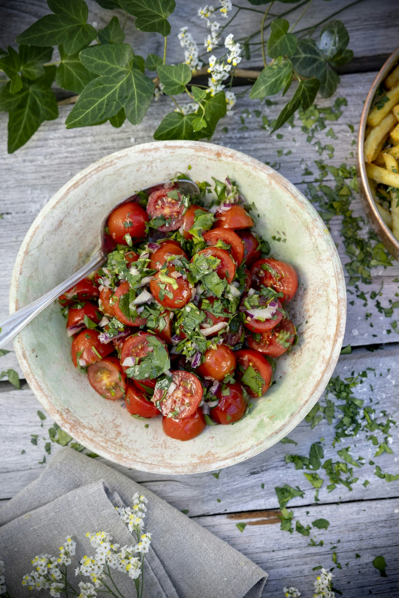 Tomatsallad med persilja och flingsalt