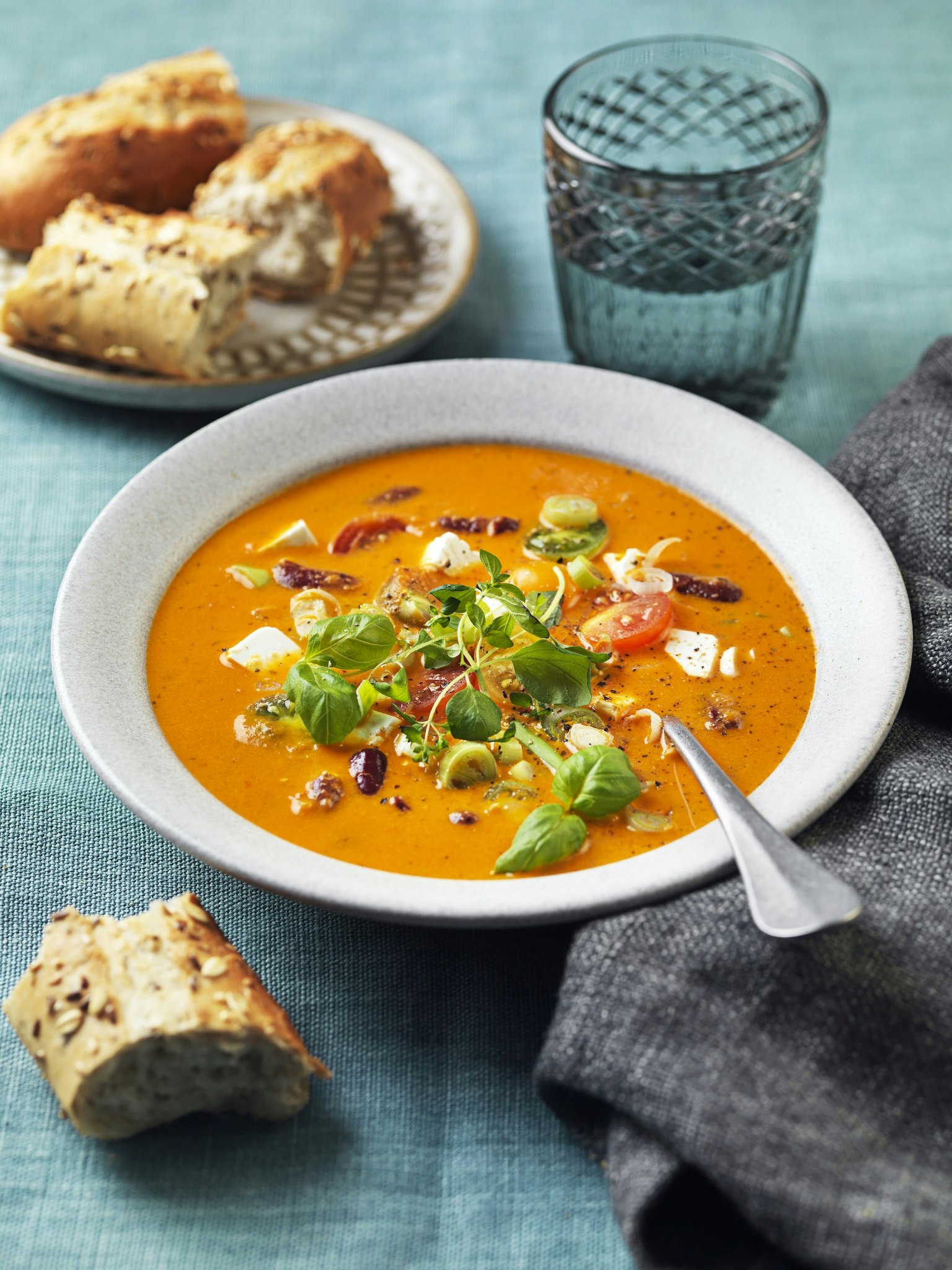 Tomatsoppa med bönor och fetaost