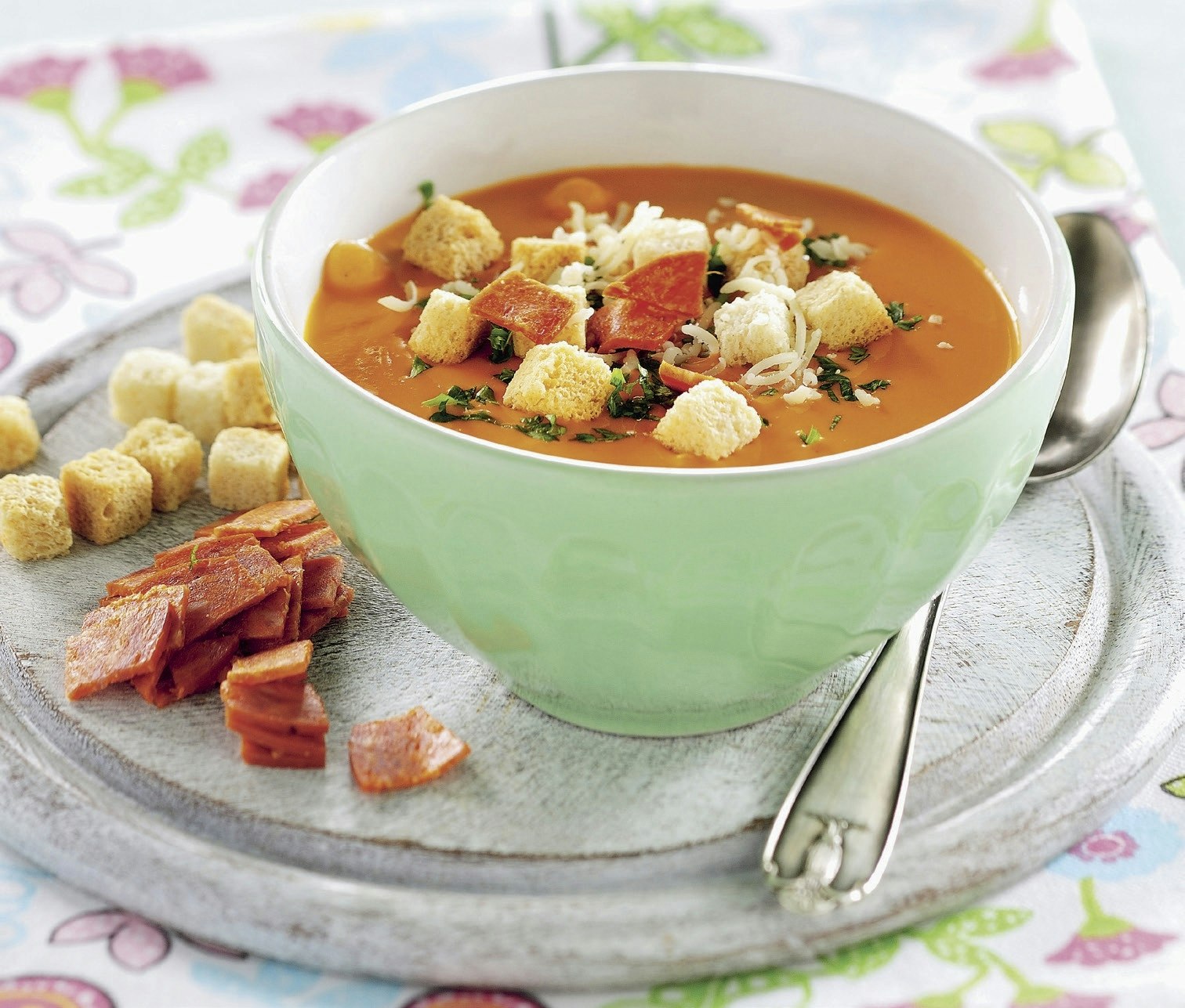 Tomatsoppa med krutonger och salami