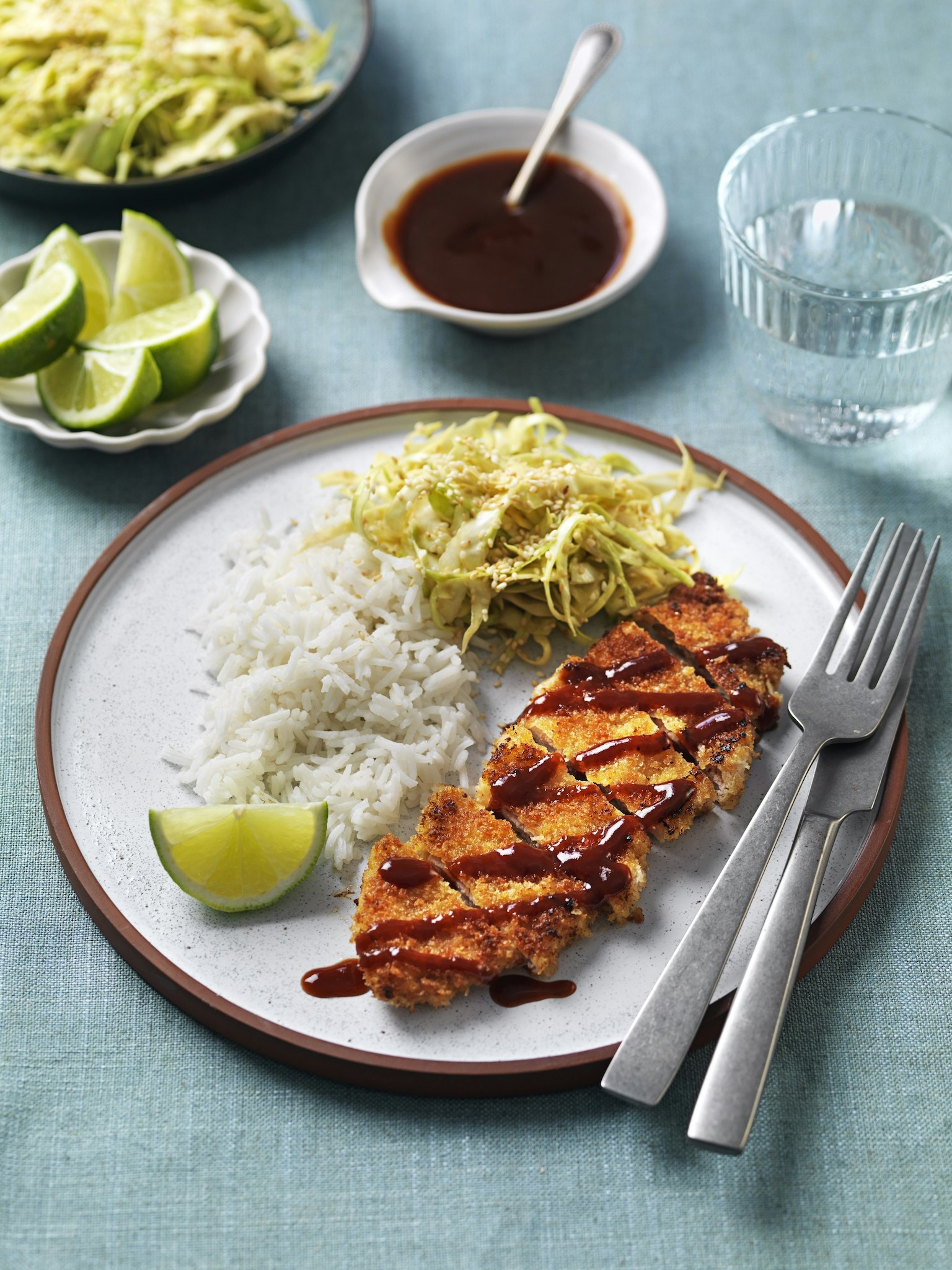 Tonkatsu, japansk schnitzel, med krämig kålsallad