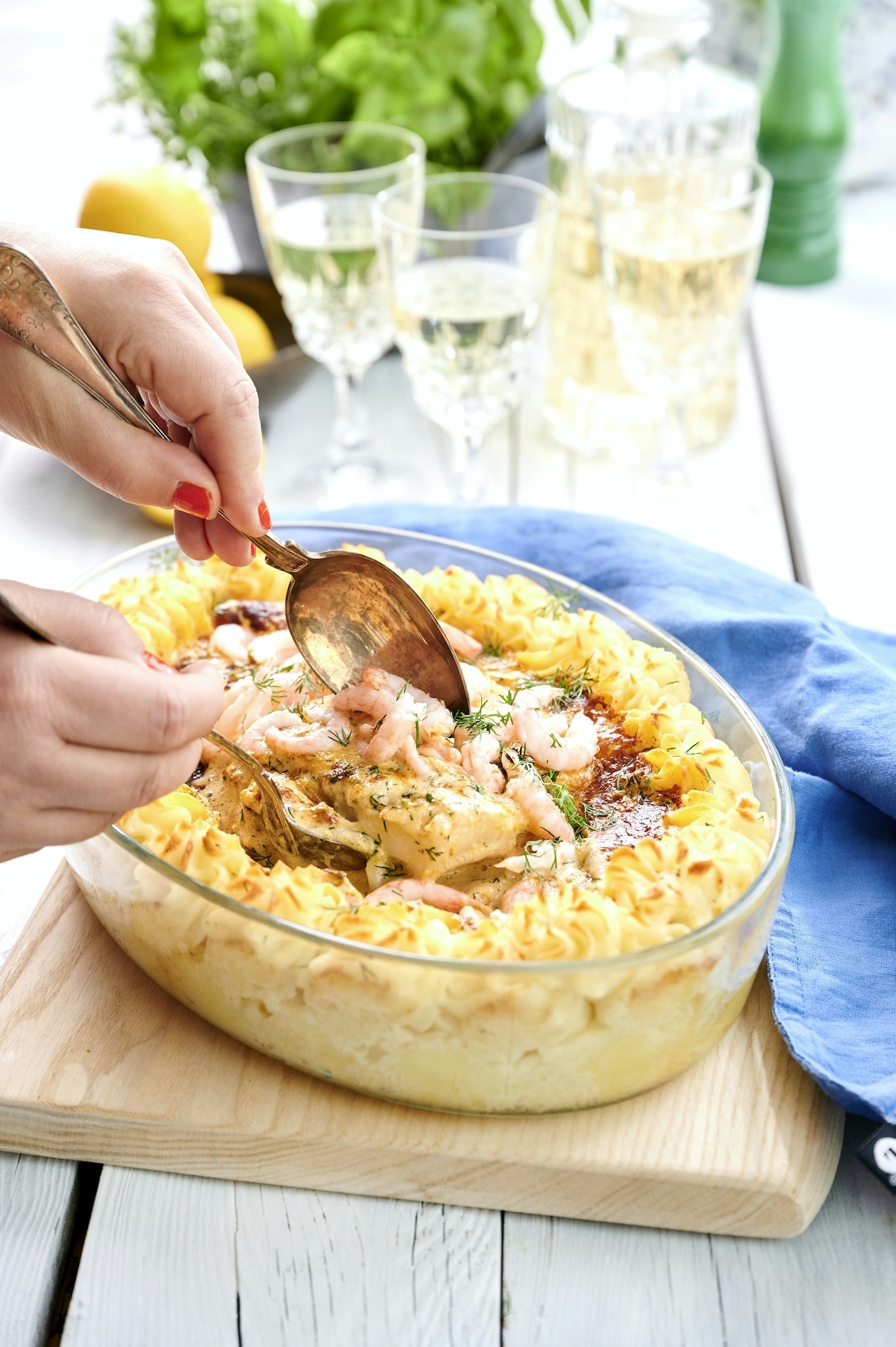 Torskgratäng med dillsås och spritsat potatismos