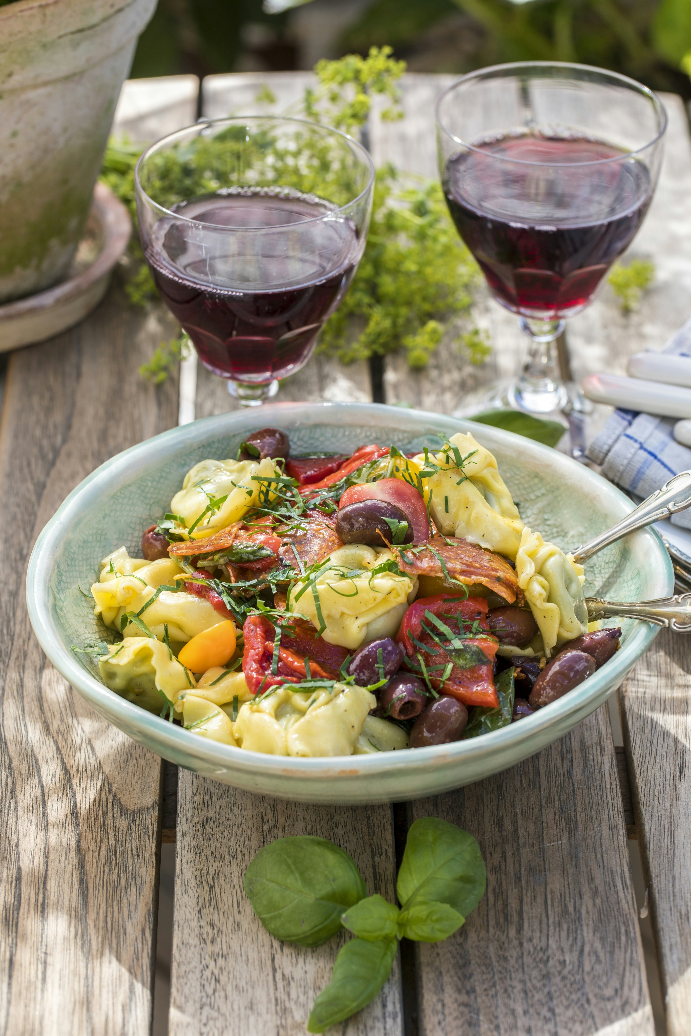 Tortellinisallad med salami och grillad paprika