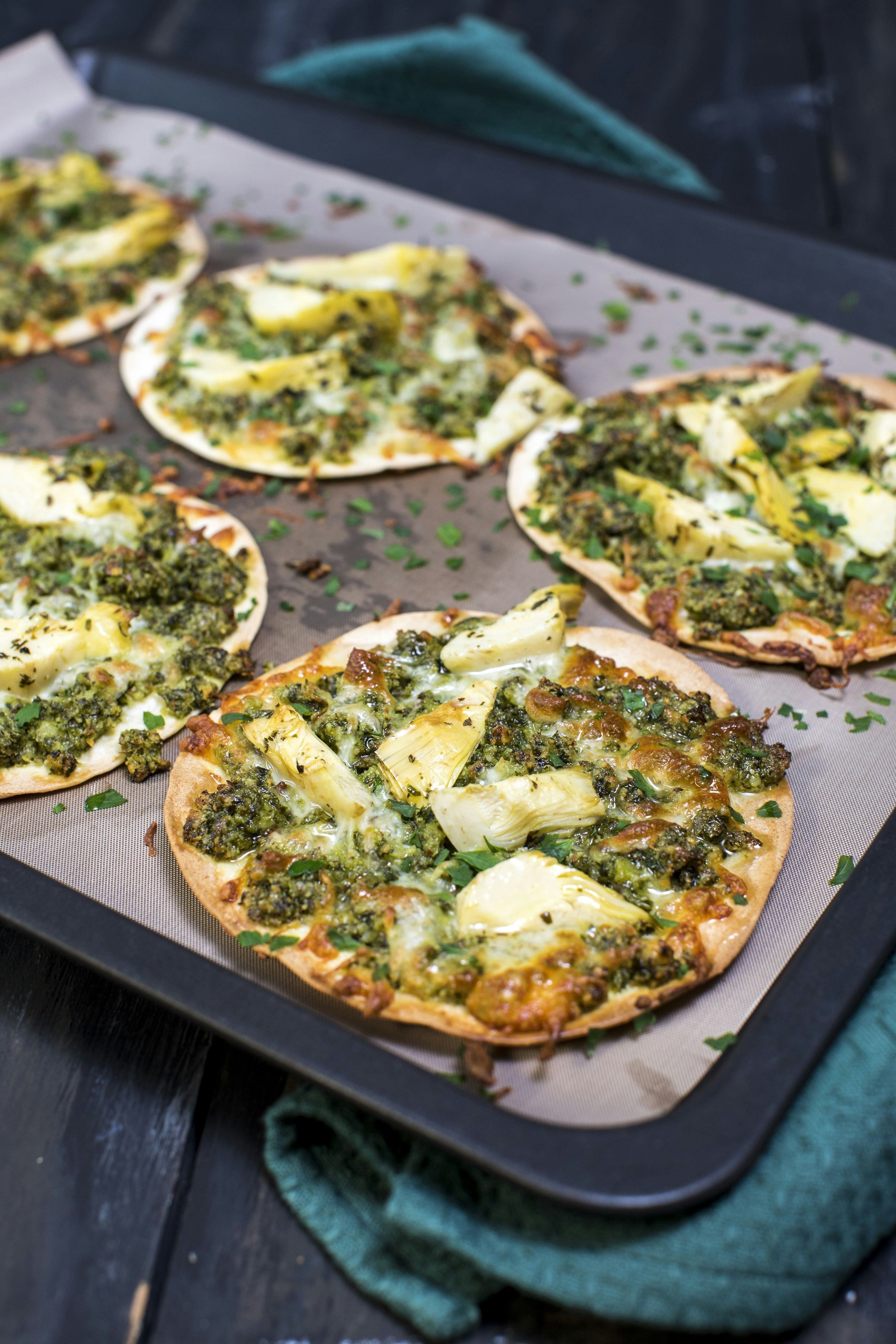 Tortillapizza med grönkålspesto och kronärtskocka