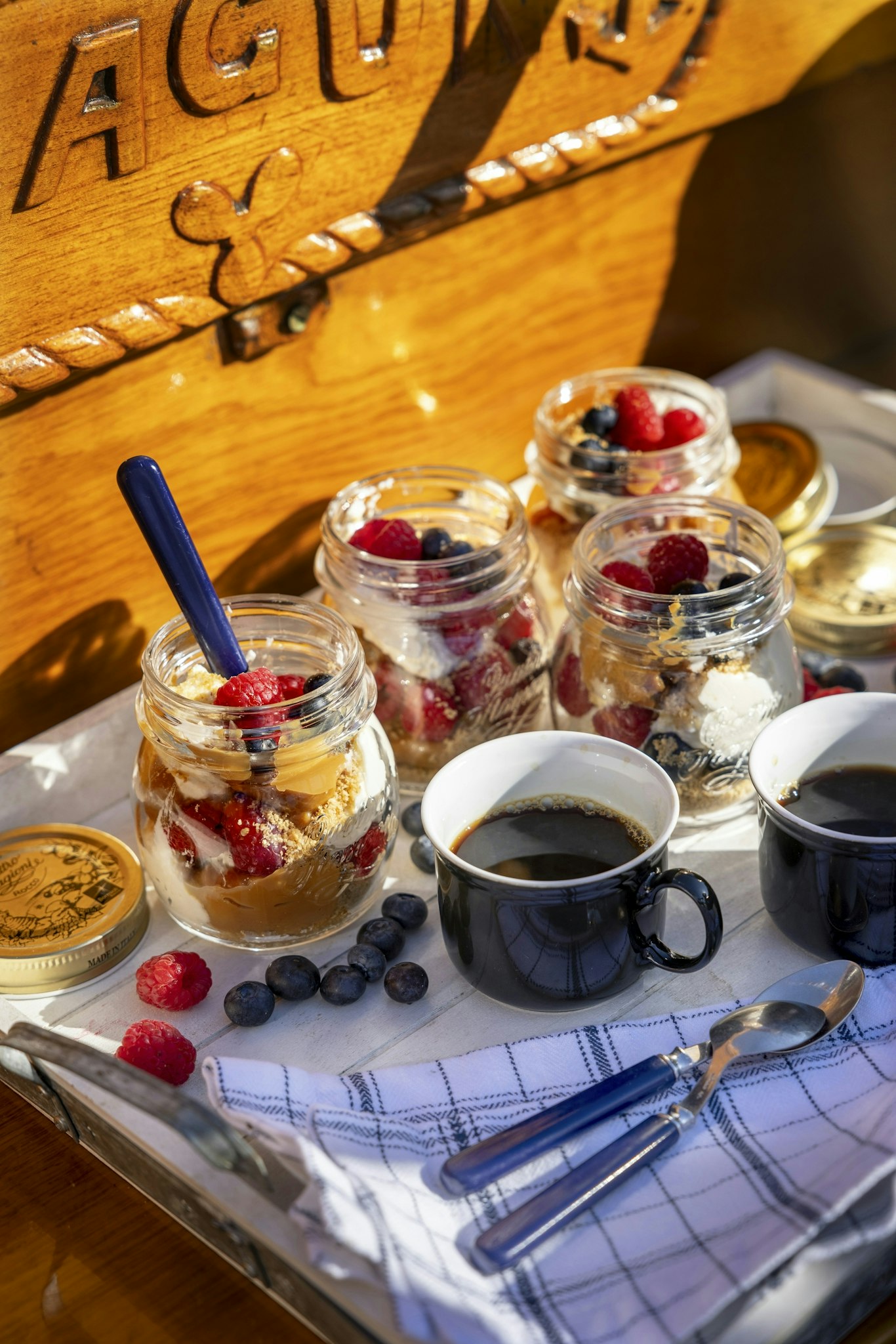 Trifle med bär, yoghurt och dulce de leche