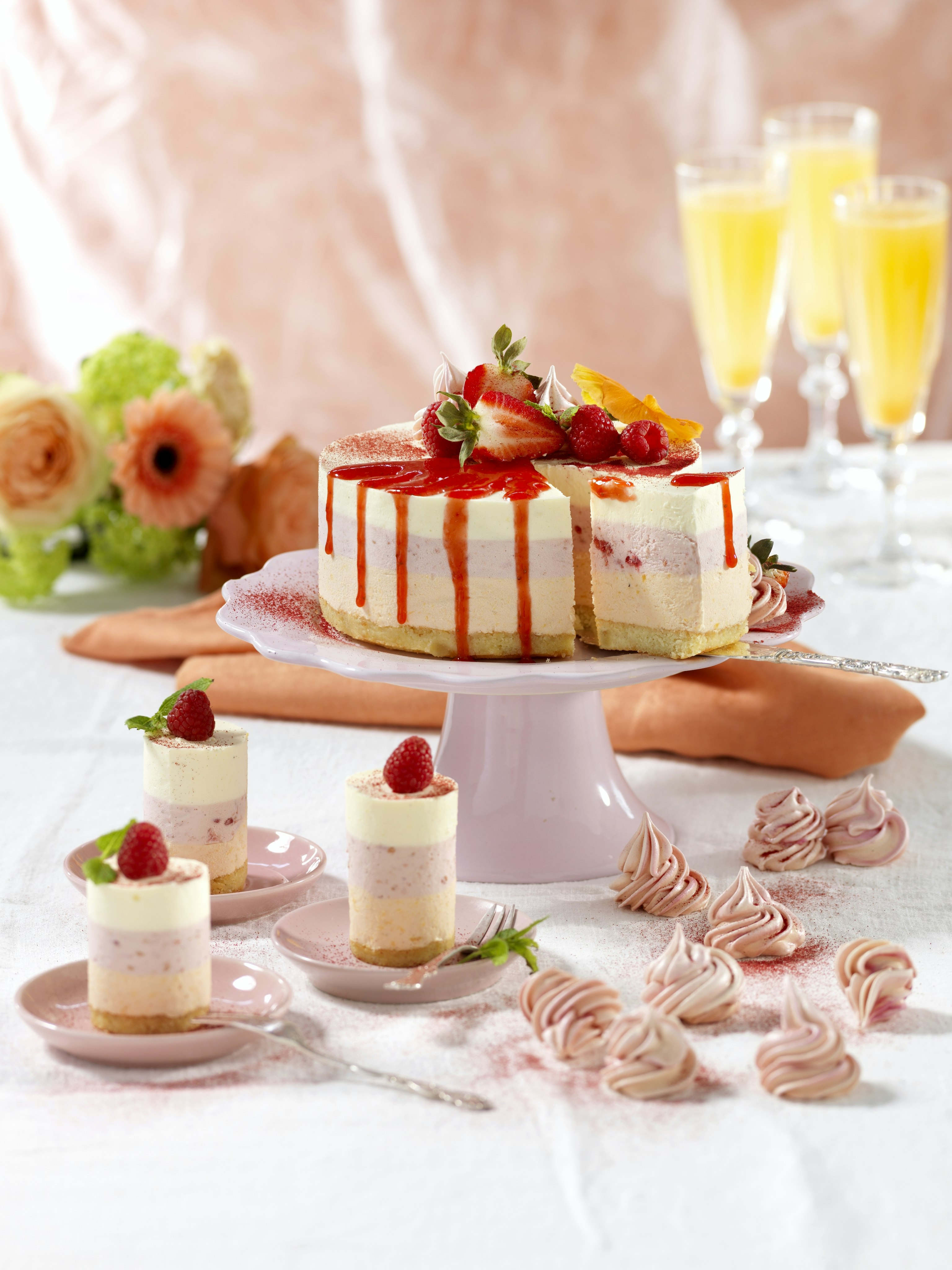 Trippeltårta med lime, mango och hallon