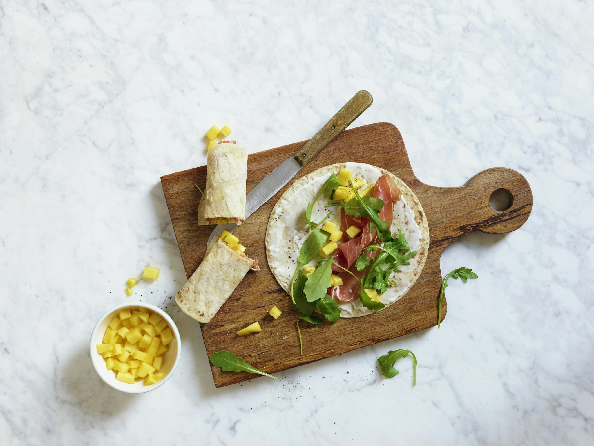 Tunnbröd med mjukost, parmaskinka och mango