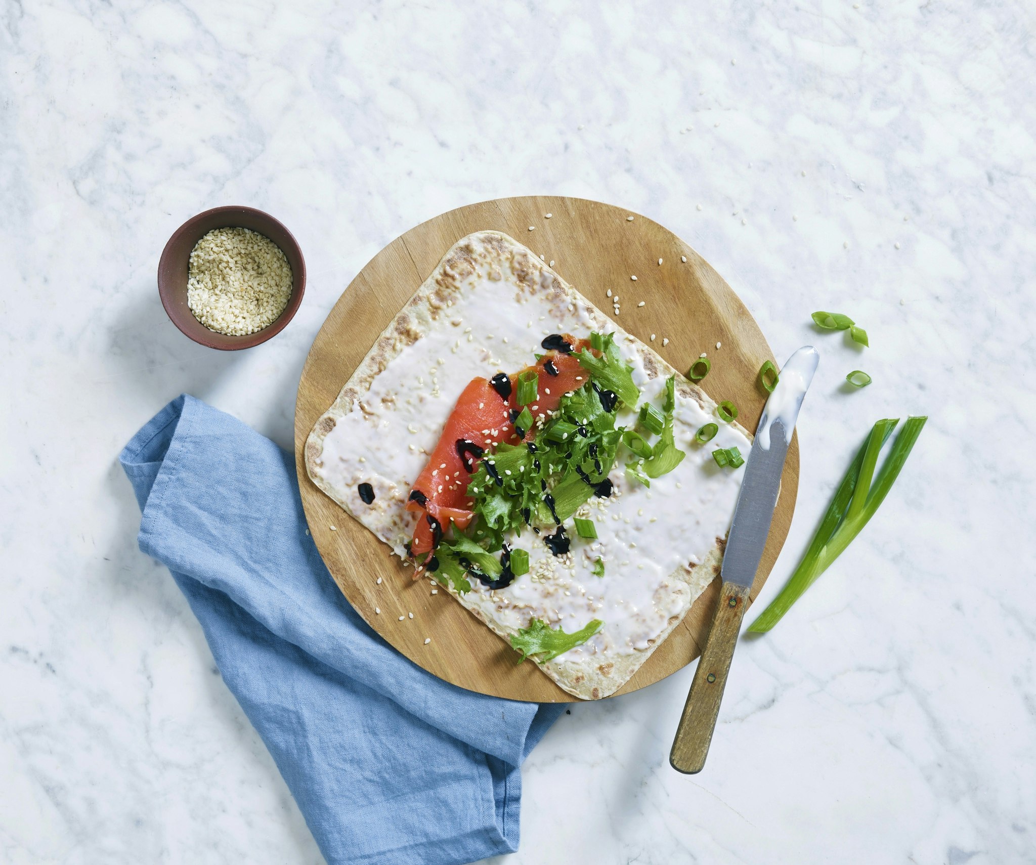 Tunnbröd med mjukost, rökt lax och Crema di Balsamico