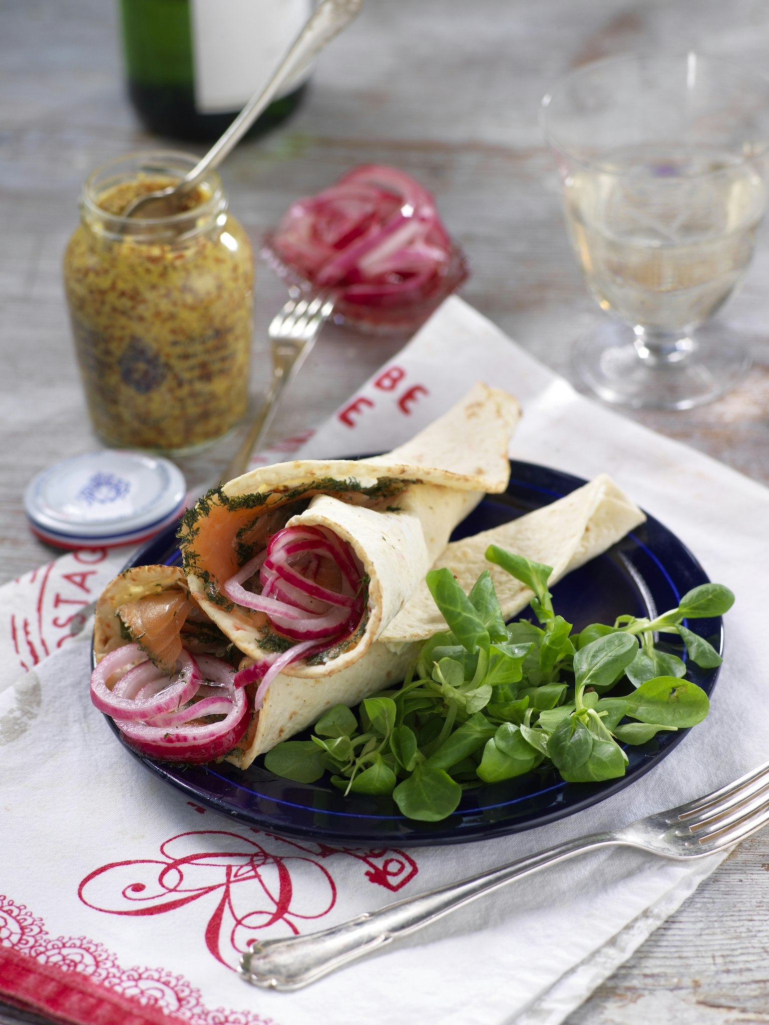 Tunnbrödsrullar med gravad lax