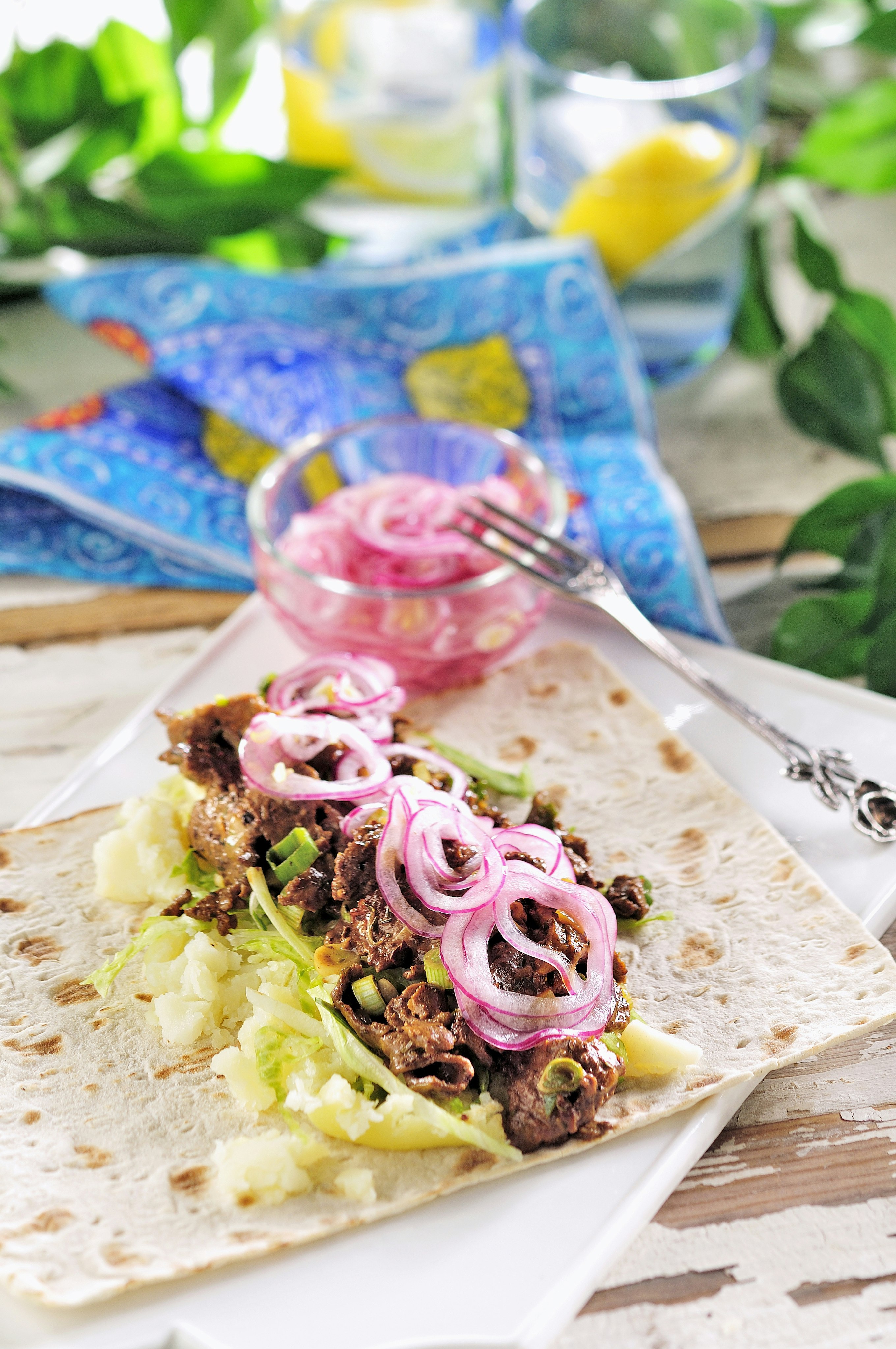 Tunnbrödsrulle med viltskav och picklad rödlök