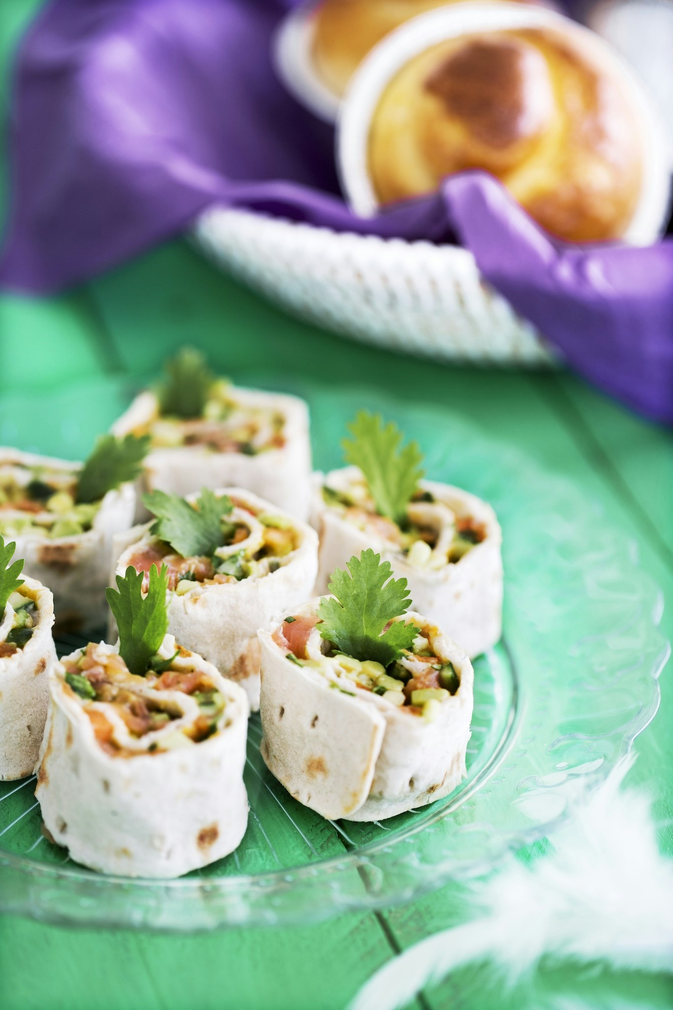 Tunnbrödsrullar med lax och avokado