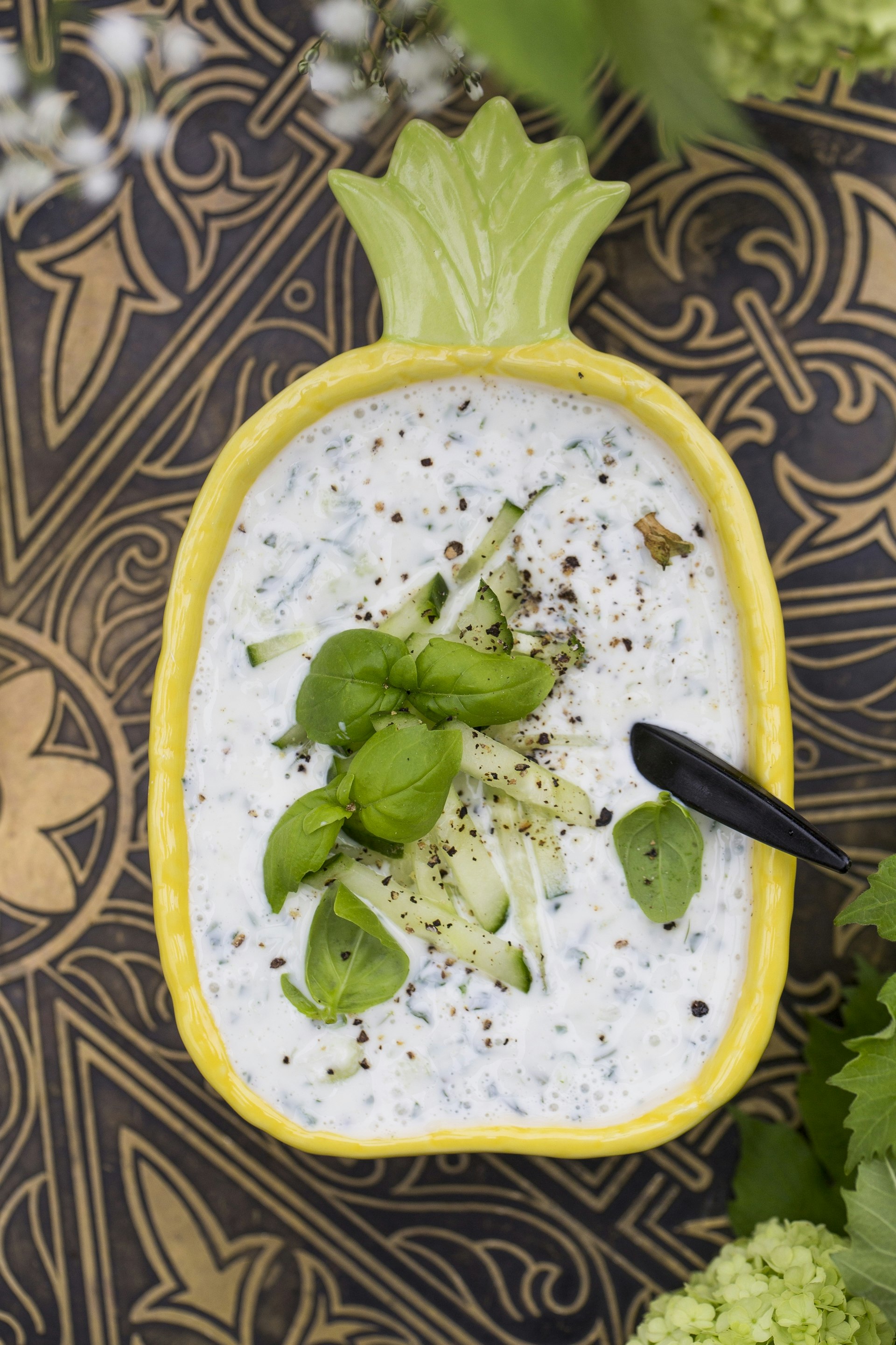 Kalorisnål tzatziki med basilika