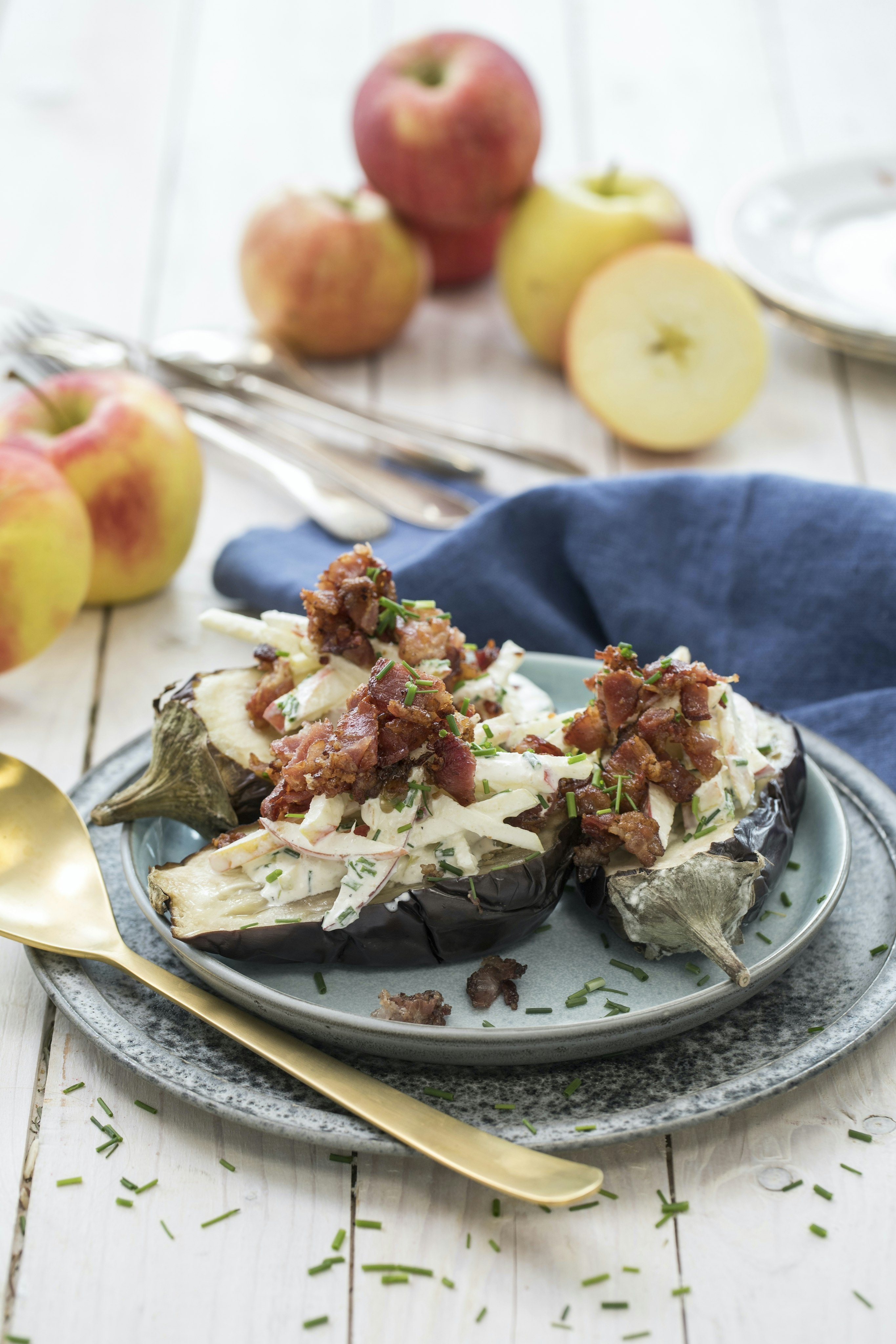 Ugnsbakad aubergine med krämig äppelsallad