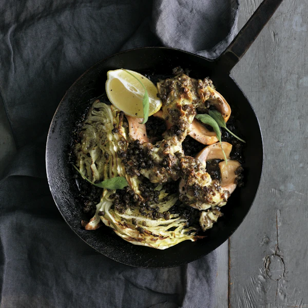 Ugnsbakad forell med svampröra och friterad kapris