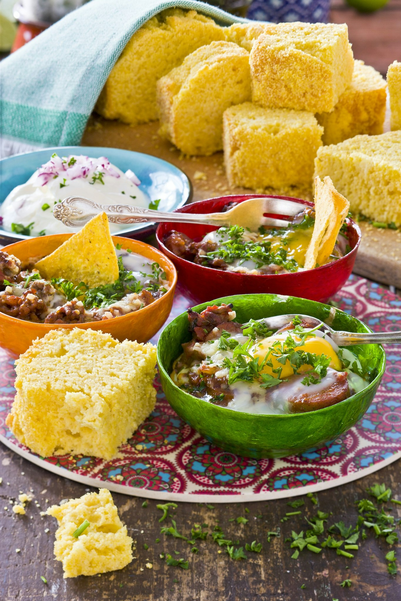 Ugnsbakad korvchili med ägg