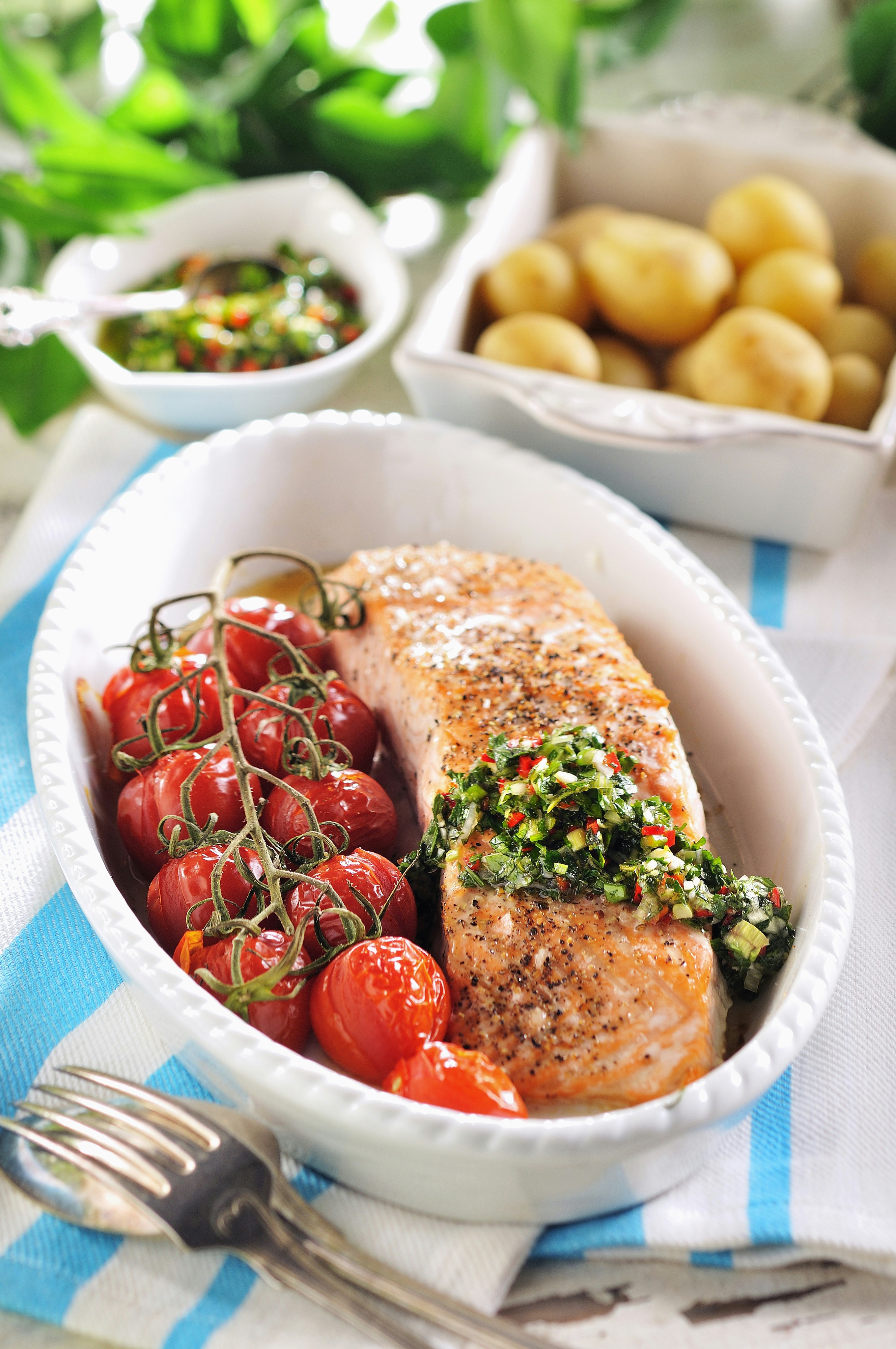 Ugnsbakad lax med chimichurri