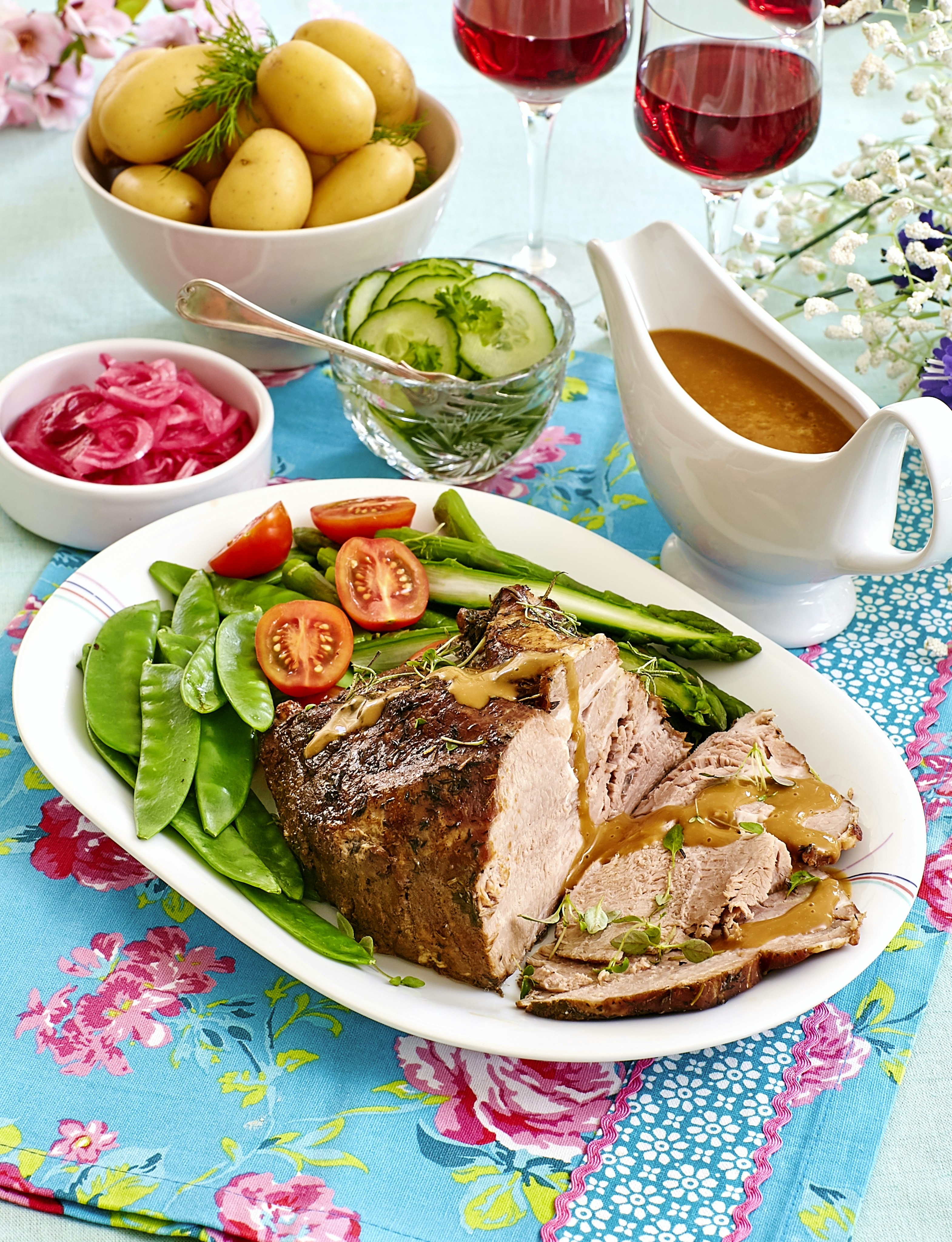 Ugnsbakad örtkarré med gräddsås-image