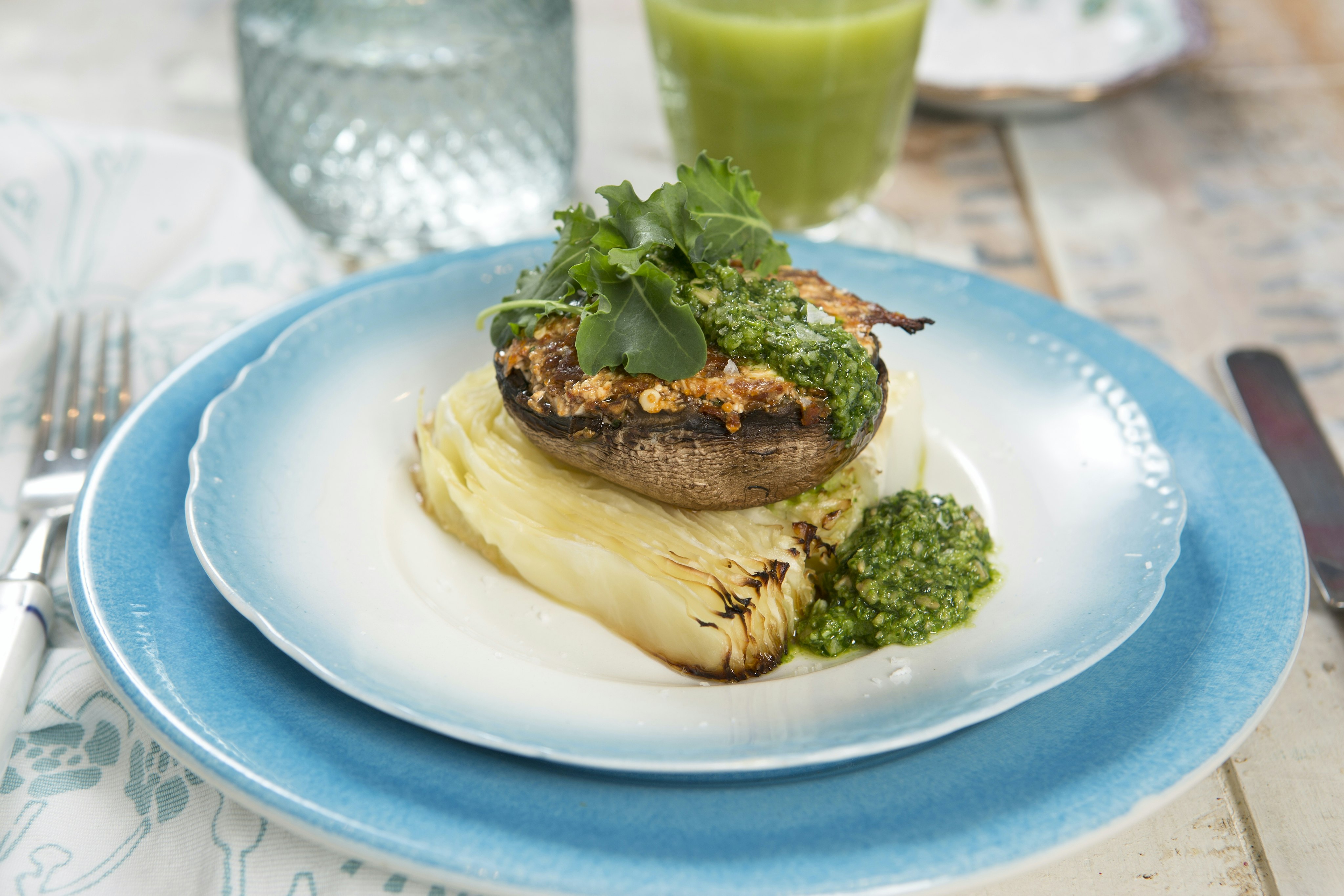 Ugnsbakad portabello med vitkål och grönkålspesto