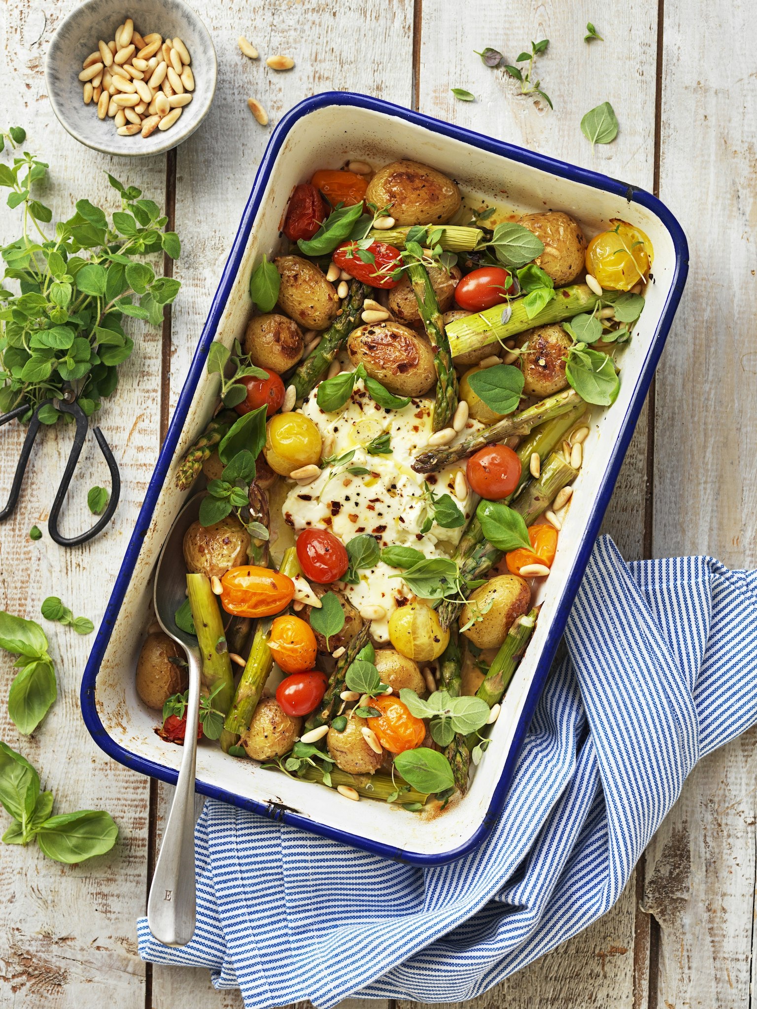 Ugnsbakad fetaost med sparris och potatis