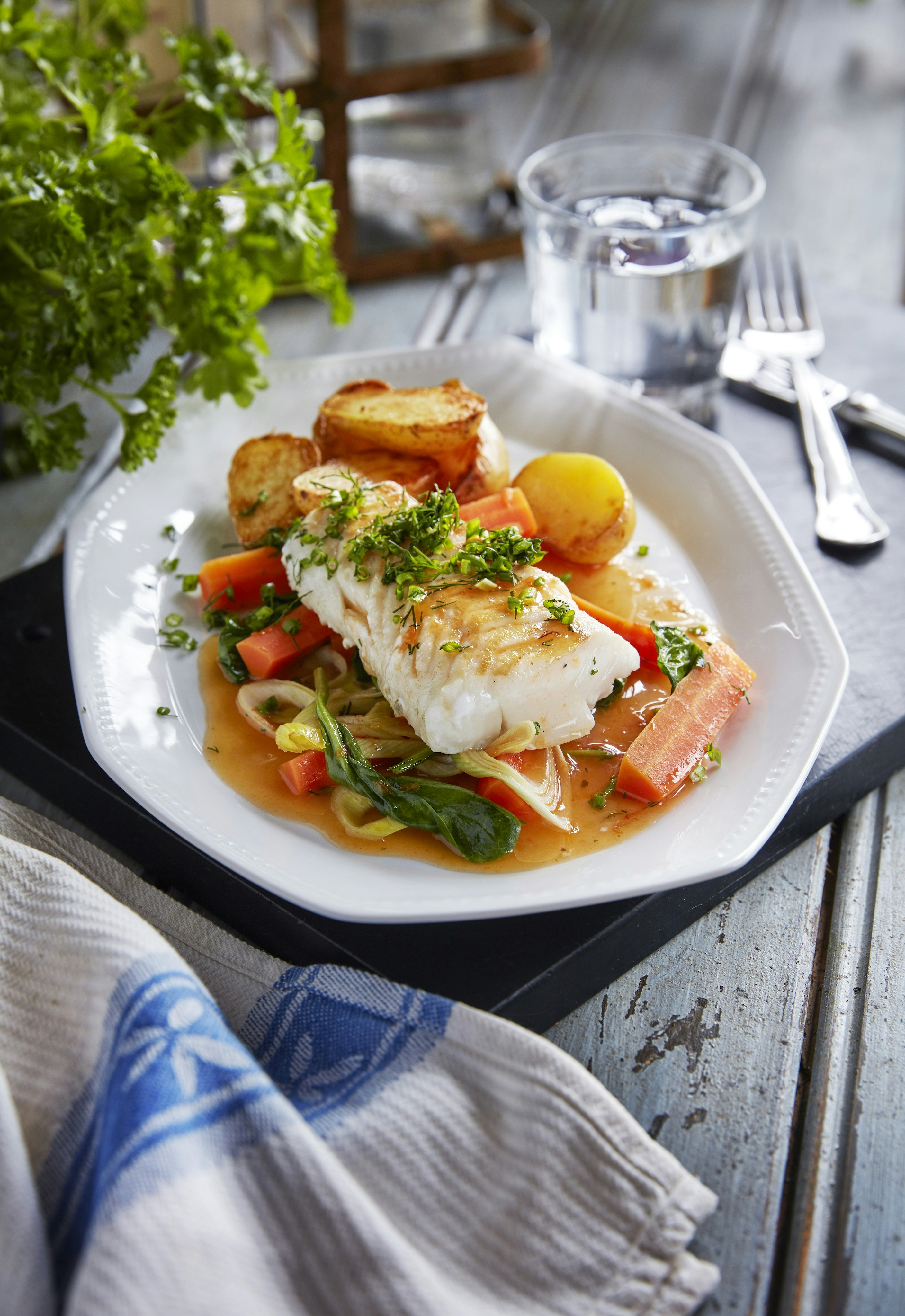 Ugnsbakad torsk med apelsinmorötter