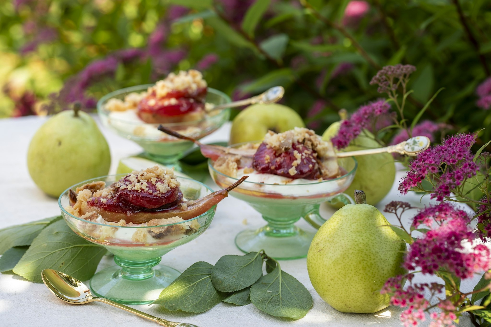 Ugnsbakade päron och plommon med mascarponekräm