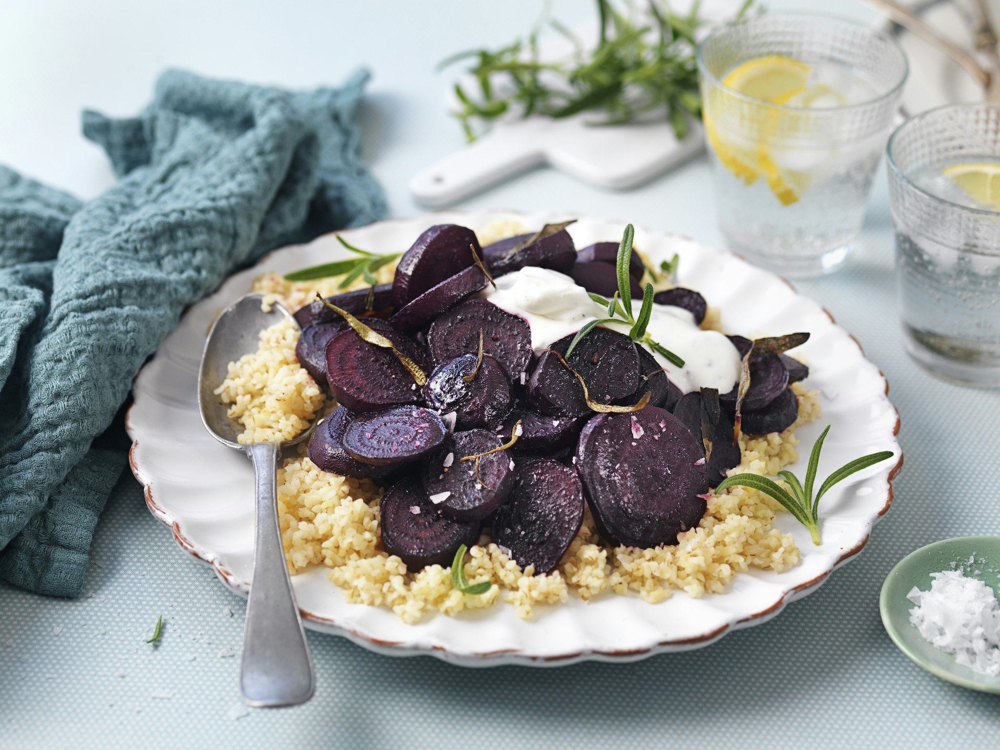 Ugnsbakade rödbetor med bulgur och getostkräm