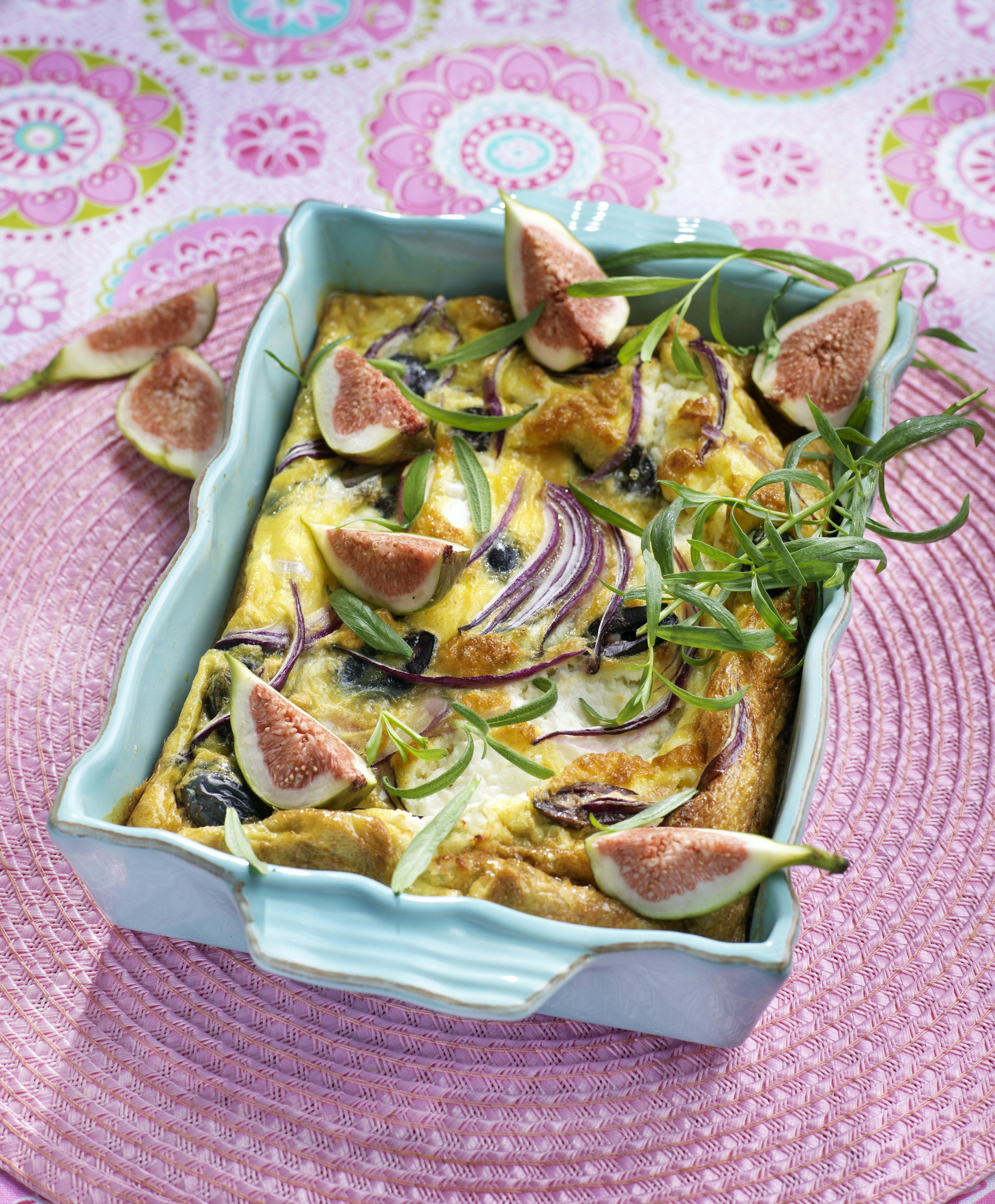 Ugnsomelett med getost, oliver och rödlök