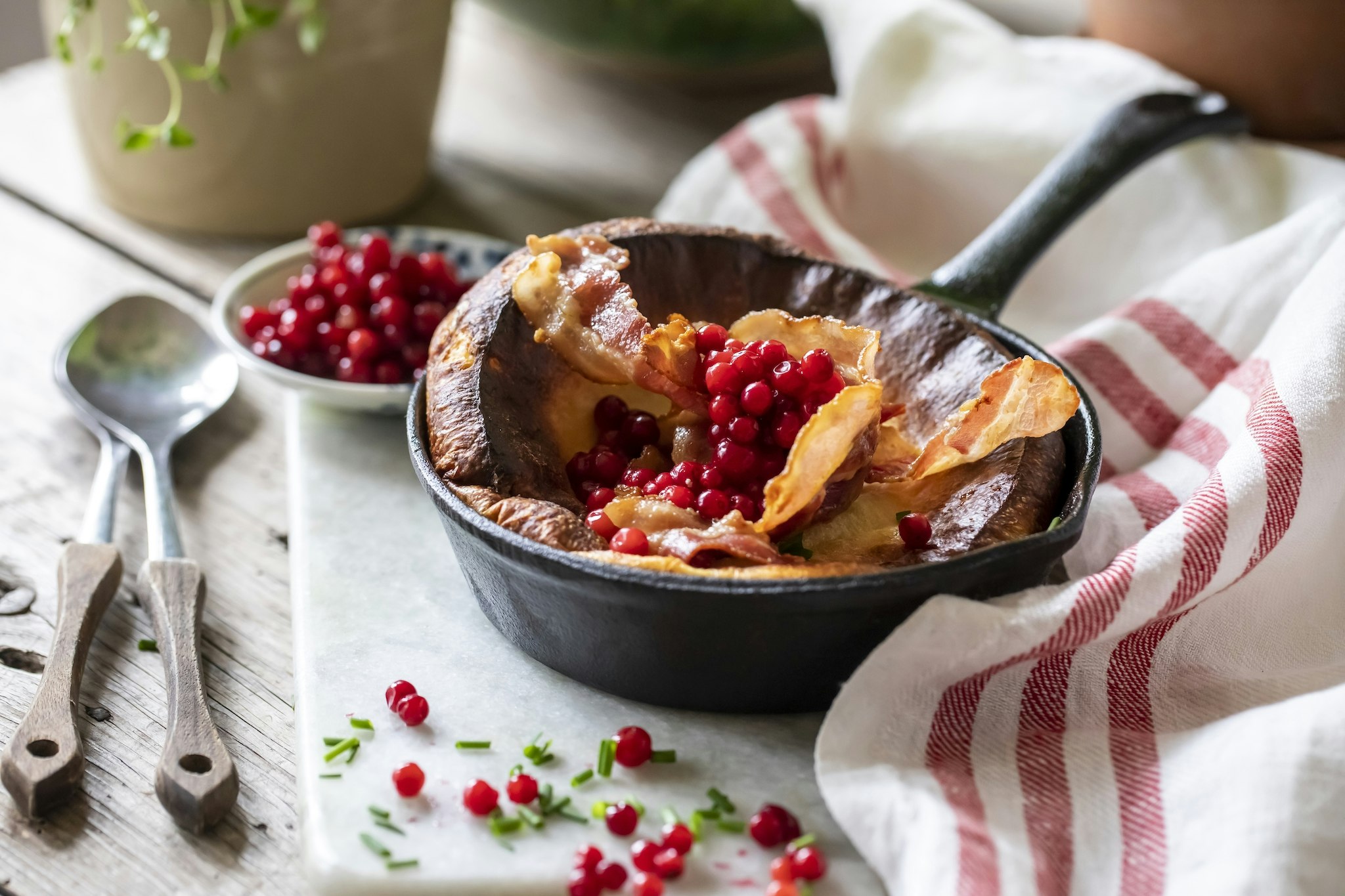 Ugnspannkaka med knaperstekt bacon och lingon