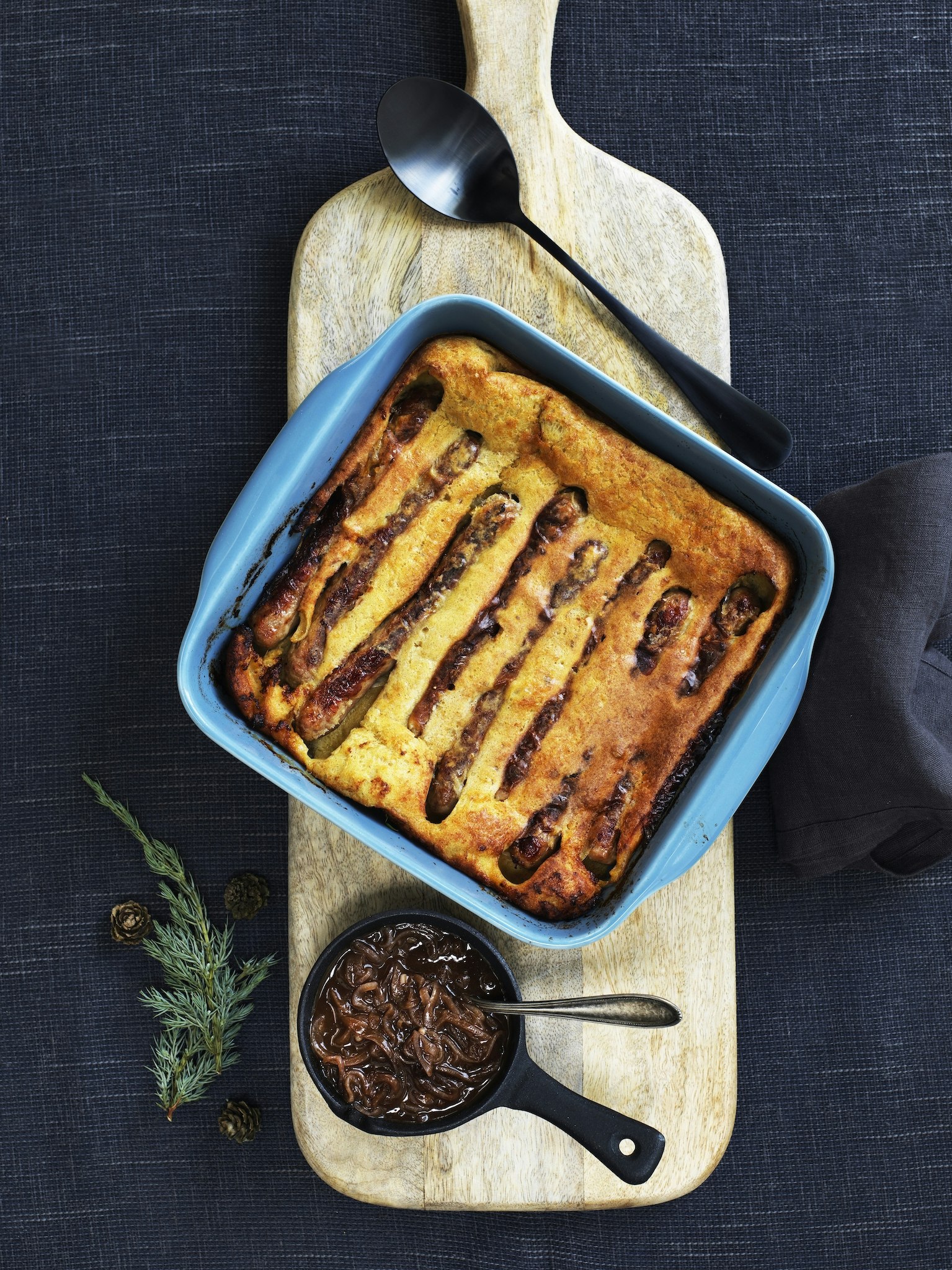 Ugnspannkaka med korv och löksås