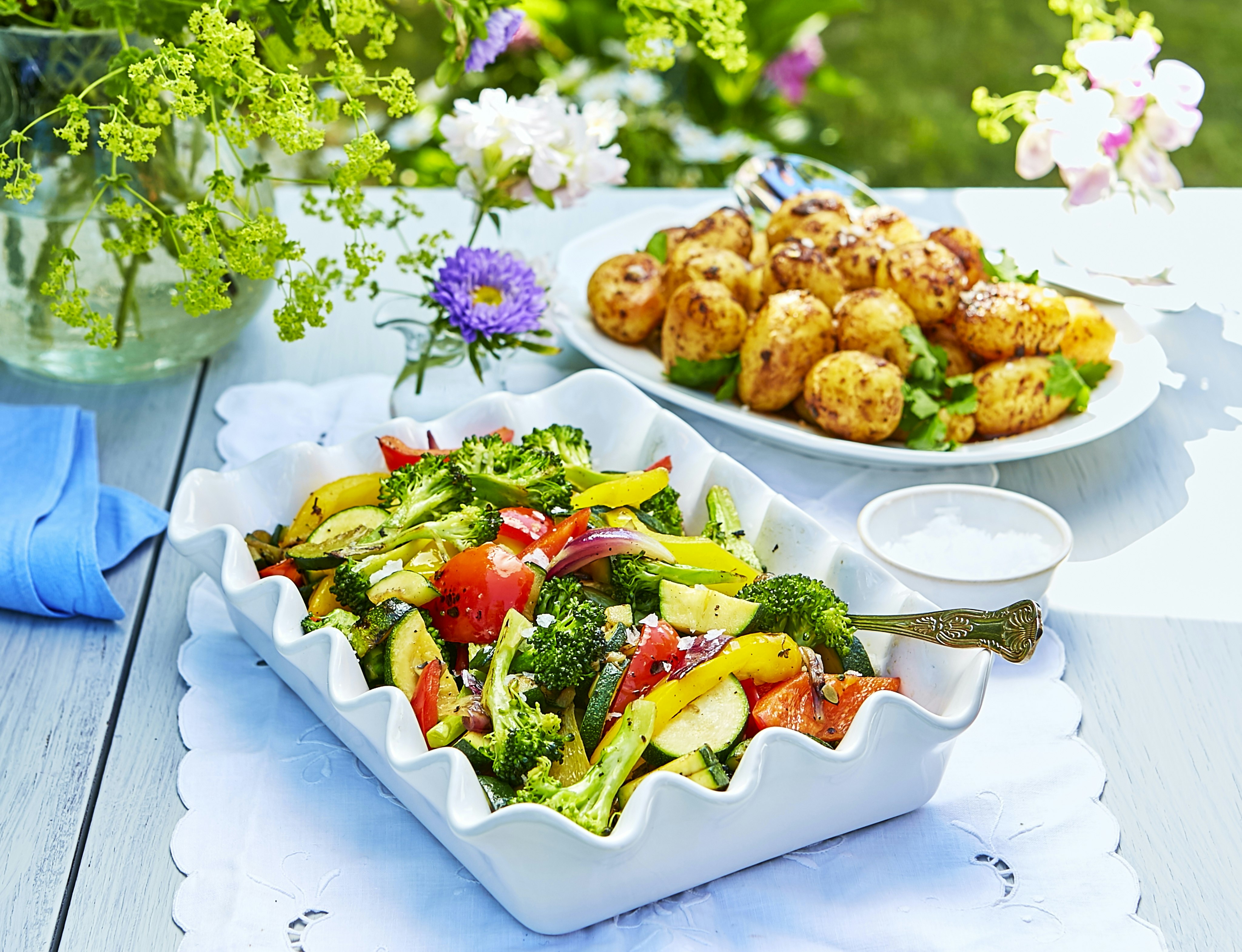 Ugnspotatis med grillwokade grönsaker