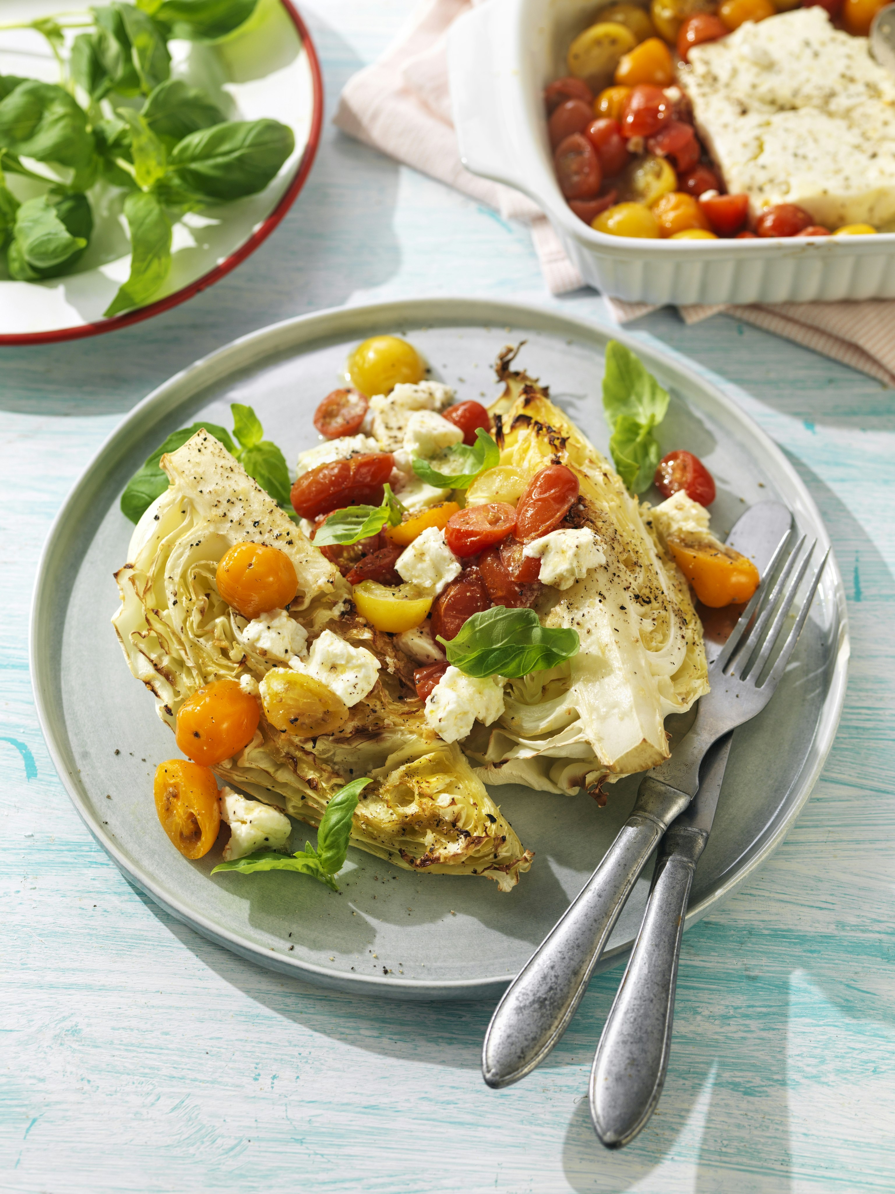 Ugnsrostad kål med fetaost och tomat