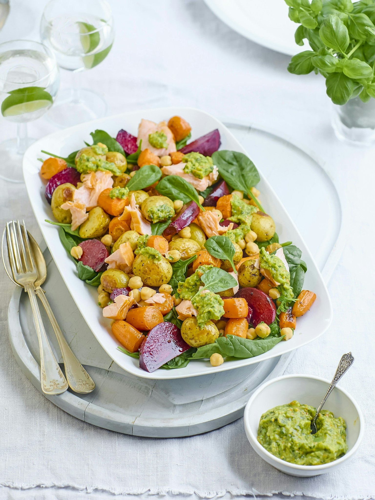 Ugnsrostade rotfrukter med lax och chimichurri