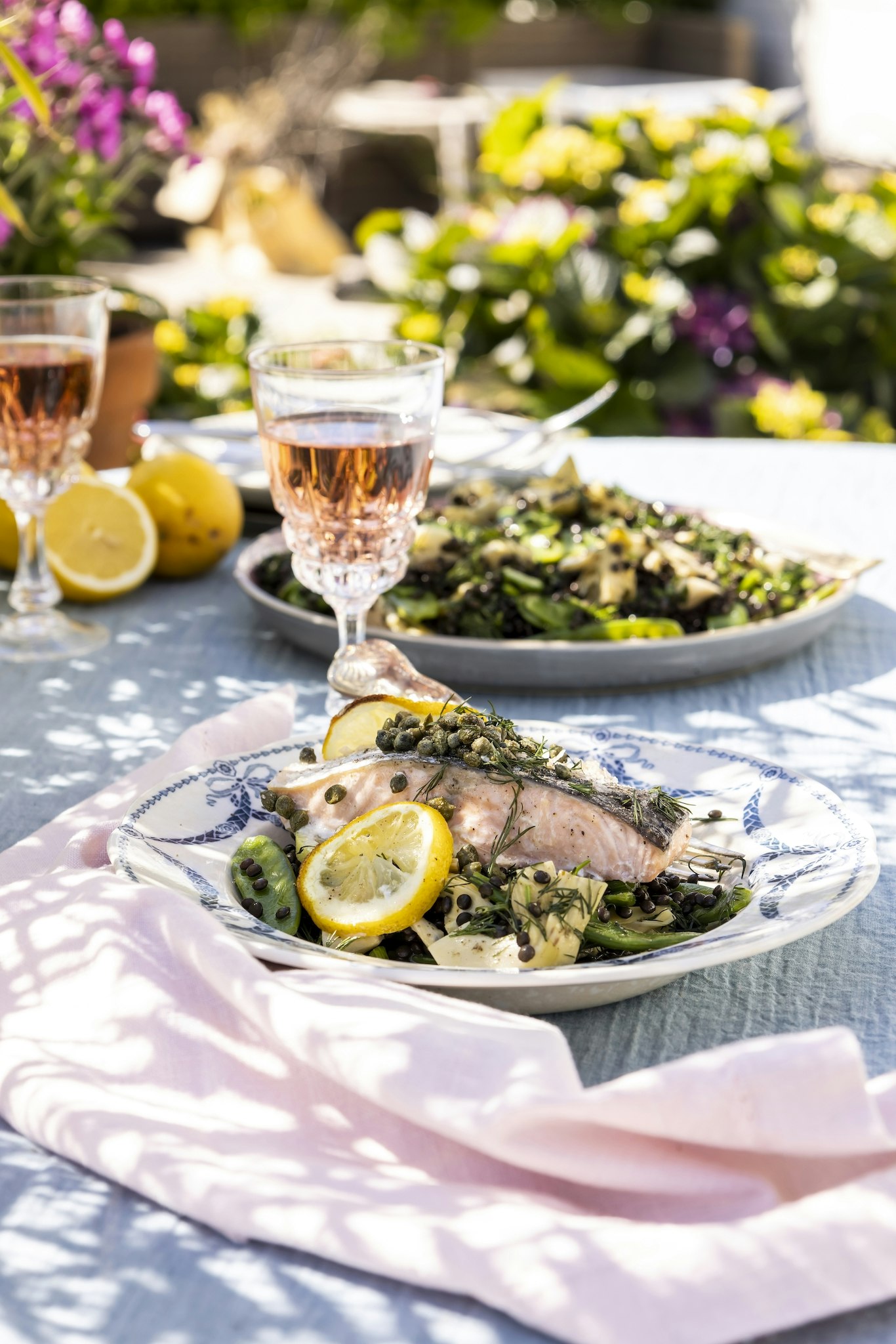 Ugnsstekt lax med kapris och belugalinser