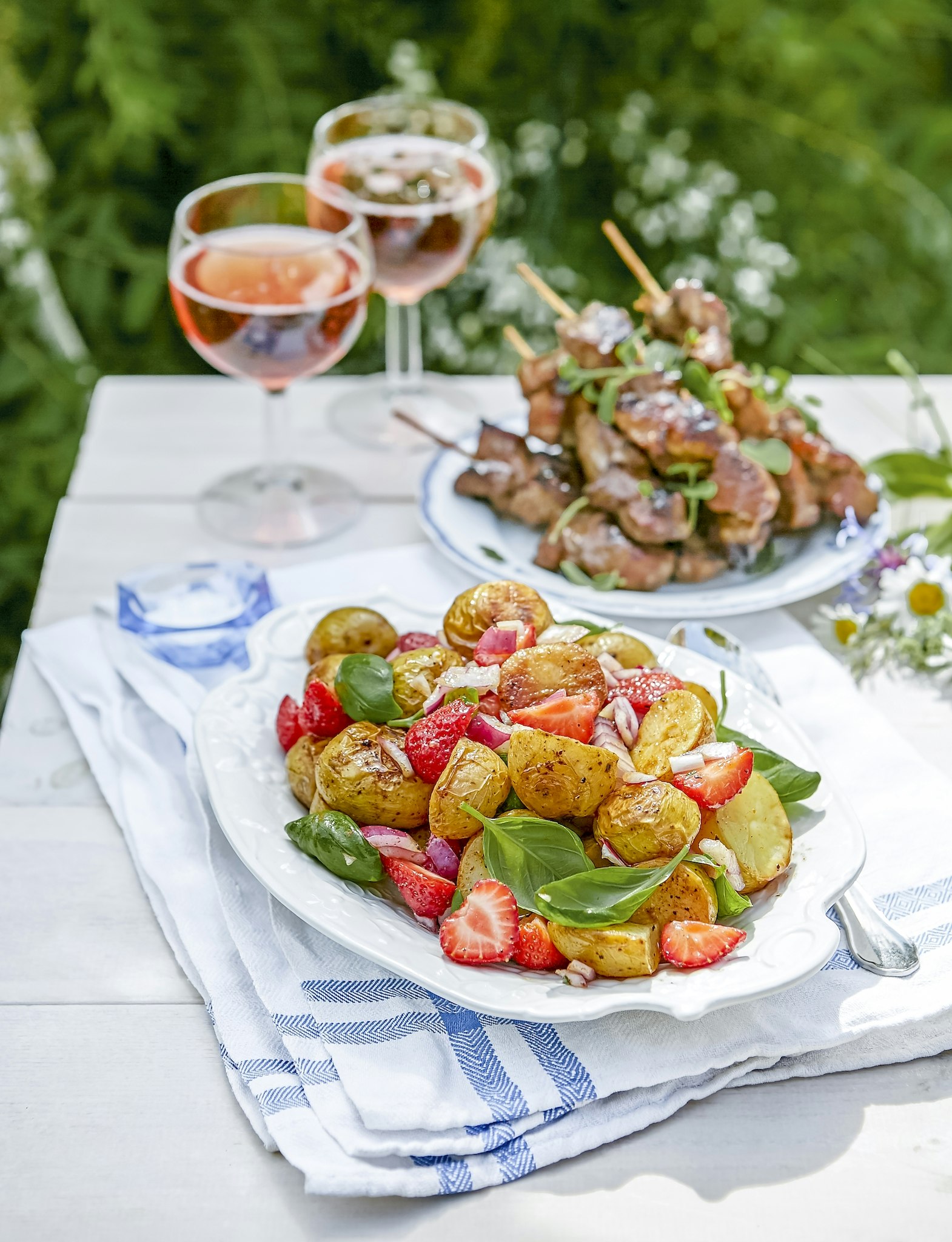 Ugnsstekt potatissallad med jordgubbar