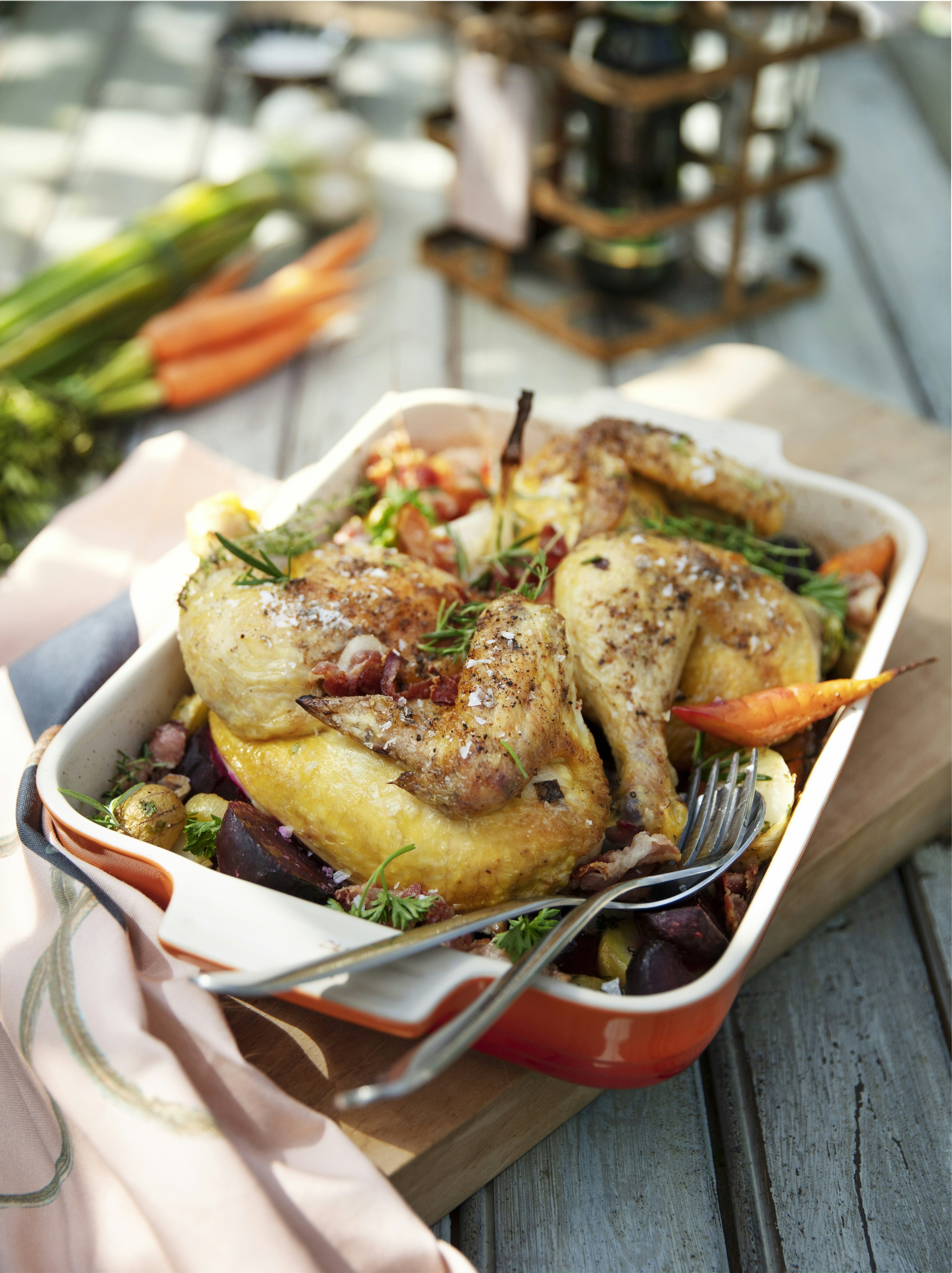 Ugnsstekta kycklinghalvor på grönsaksbädd