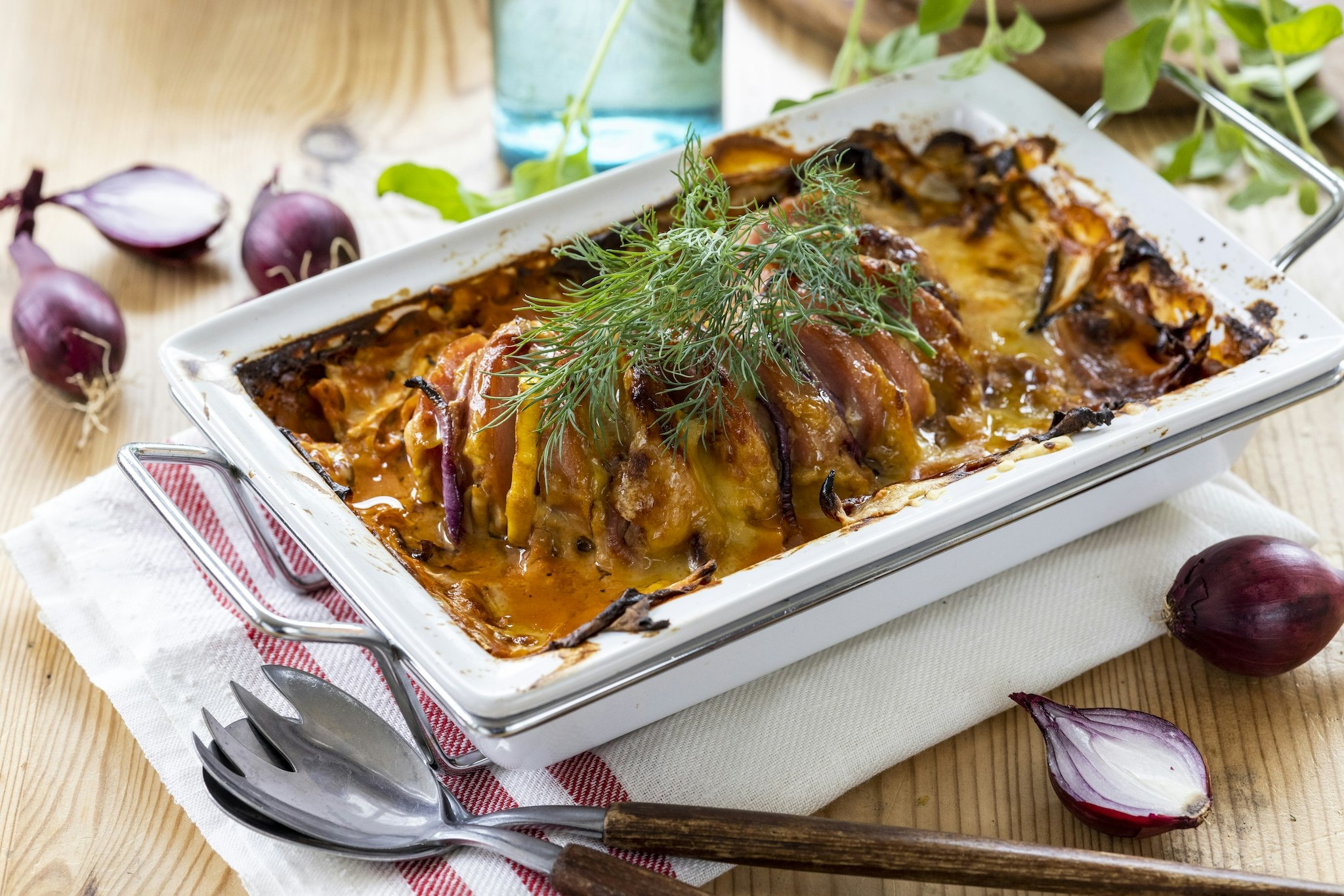 Ugnstekt falukorv med äpple, senap och vitkål