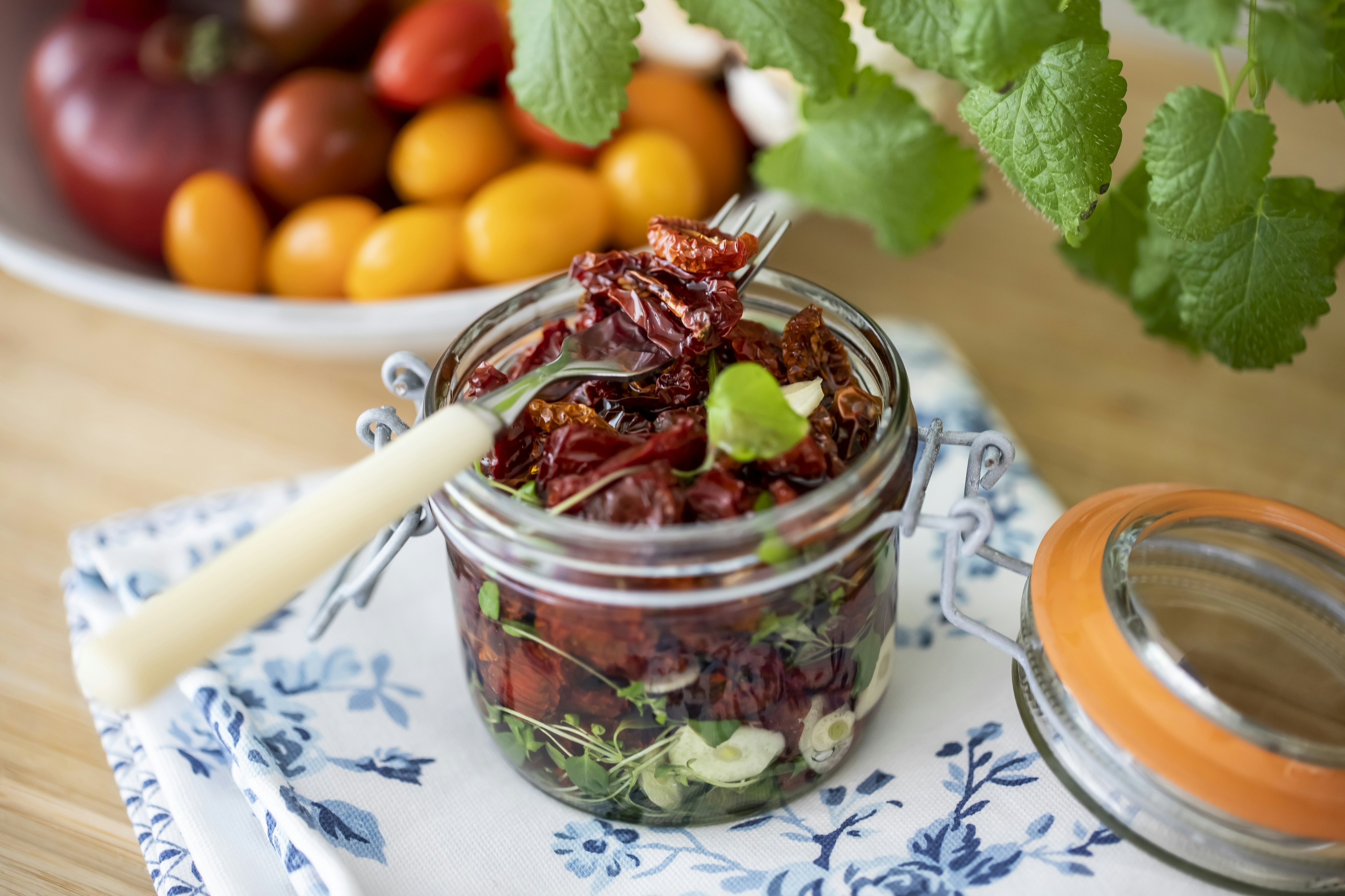 Marinerade tomater med örter och vitlök