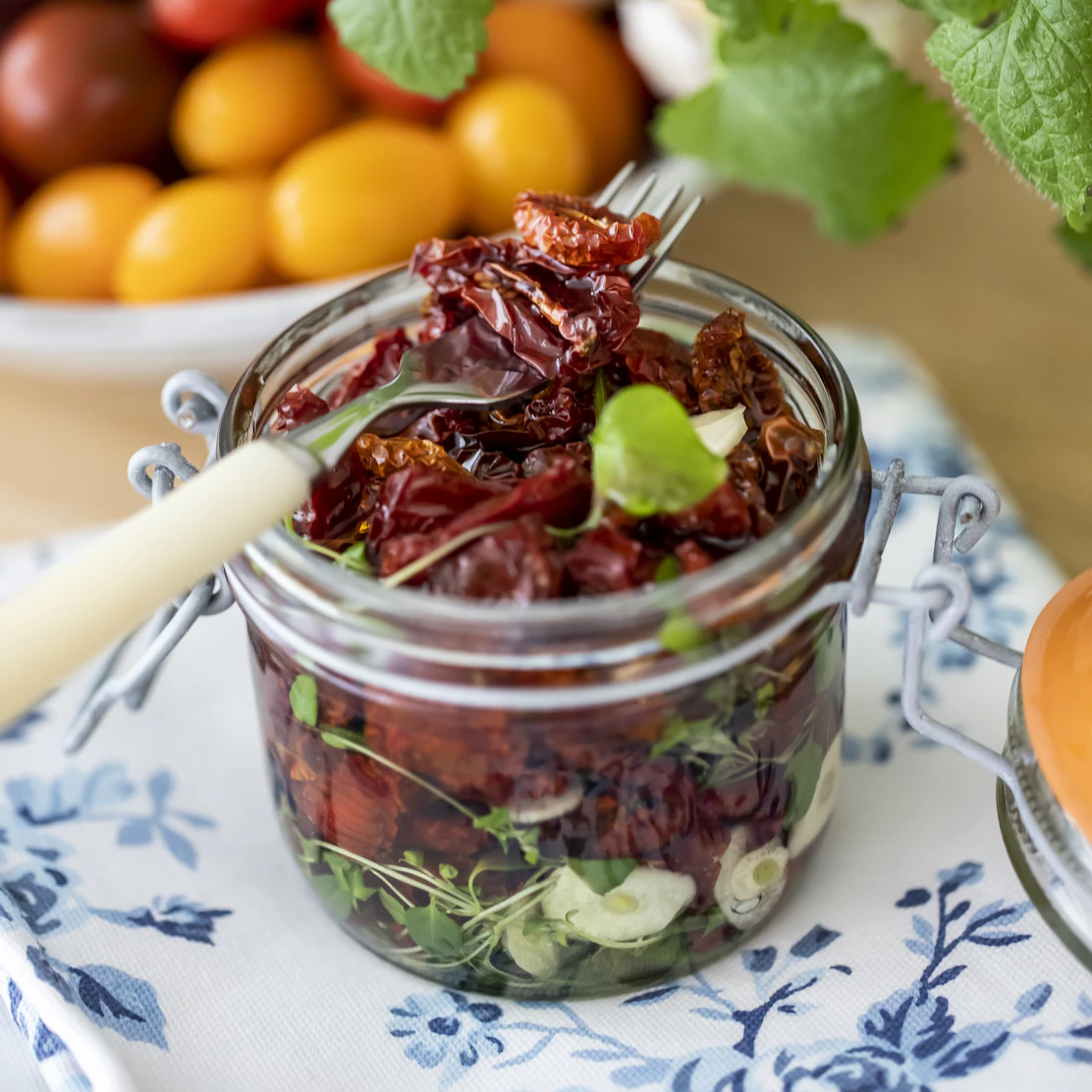 Marinerade tomater med örter och vitlök