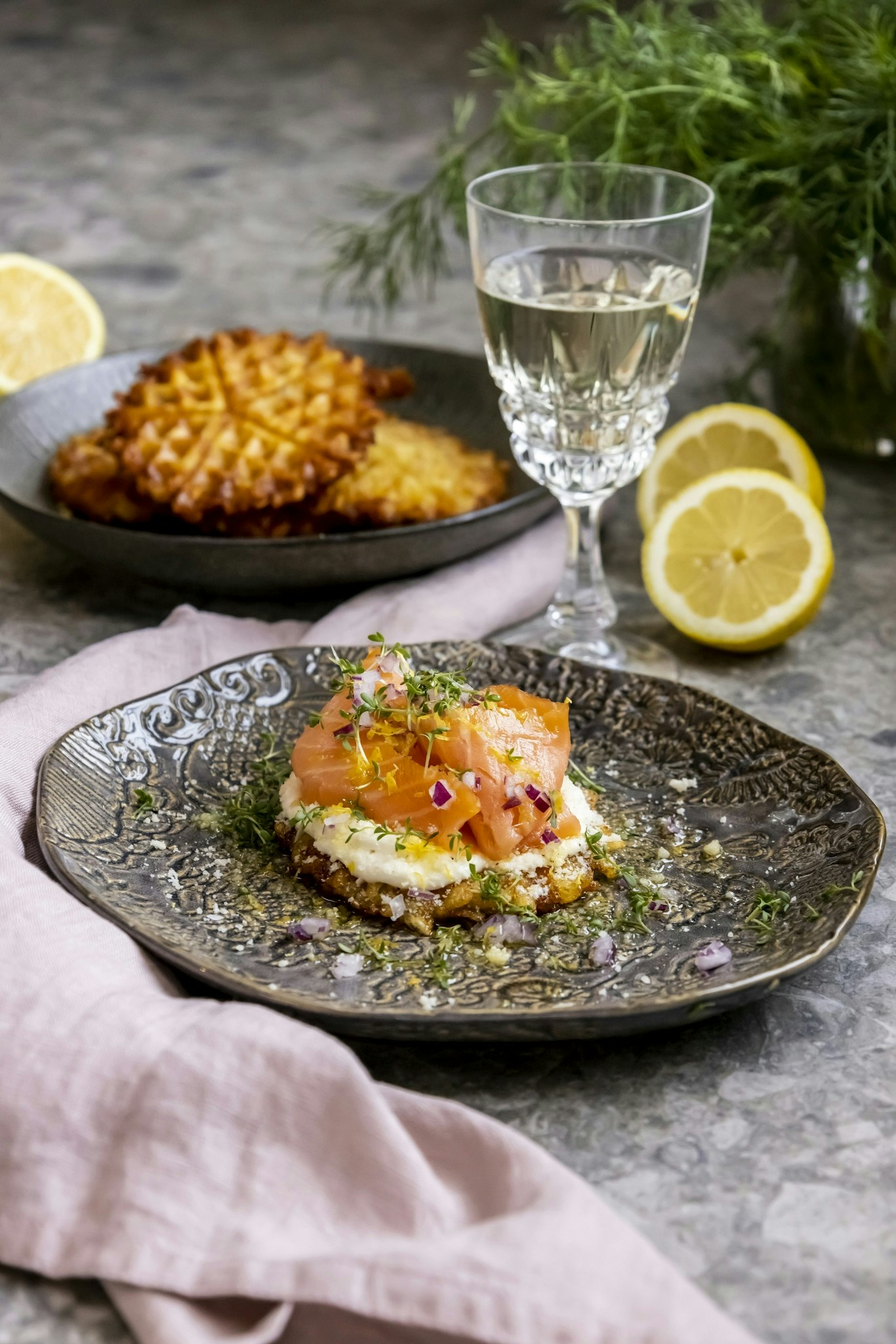 Ostvåfflor med rökt lax och avokado
