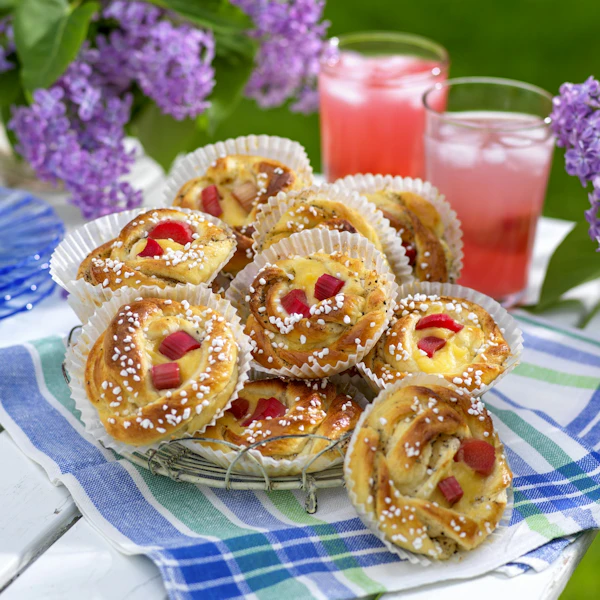 Bullar Spring Vaniljfyllda bullar med rabarber