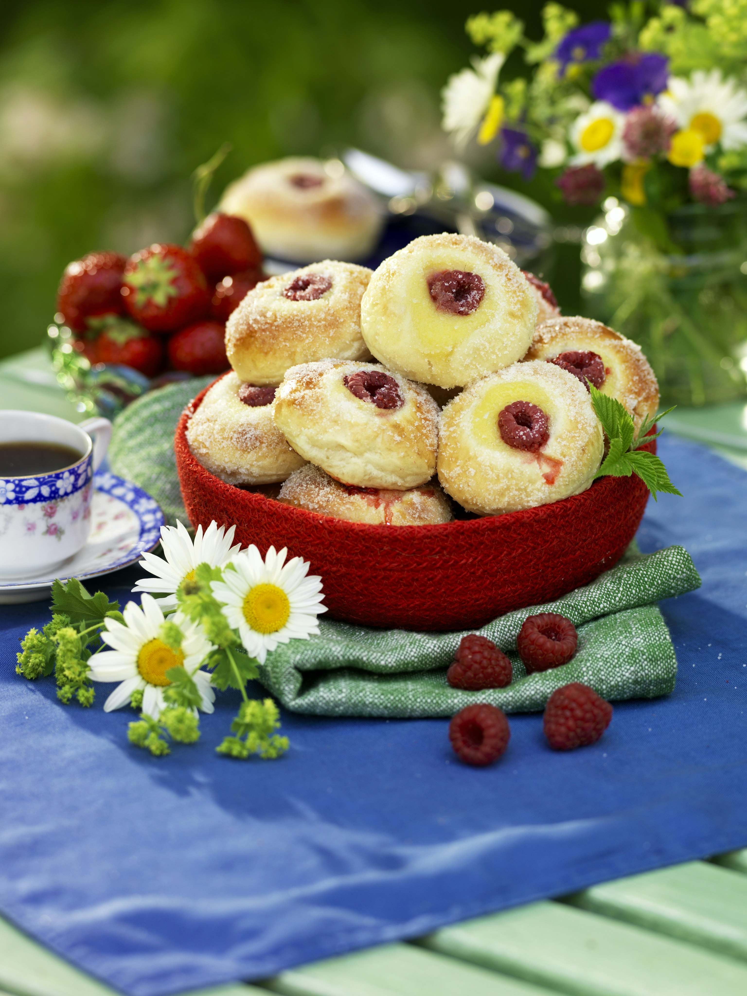 Vaniljfyllda midsommarbullar med hallon