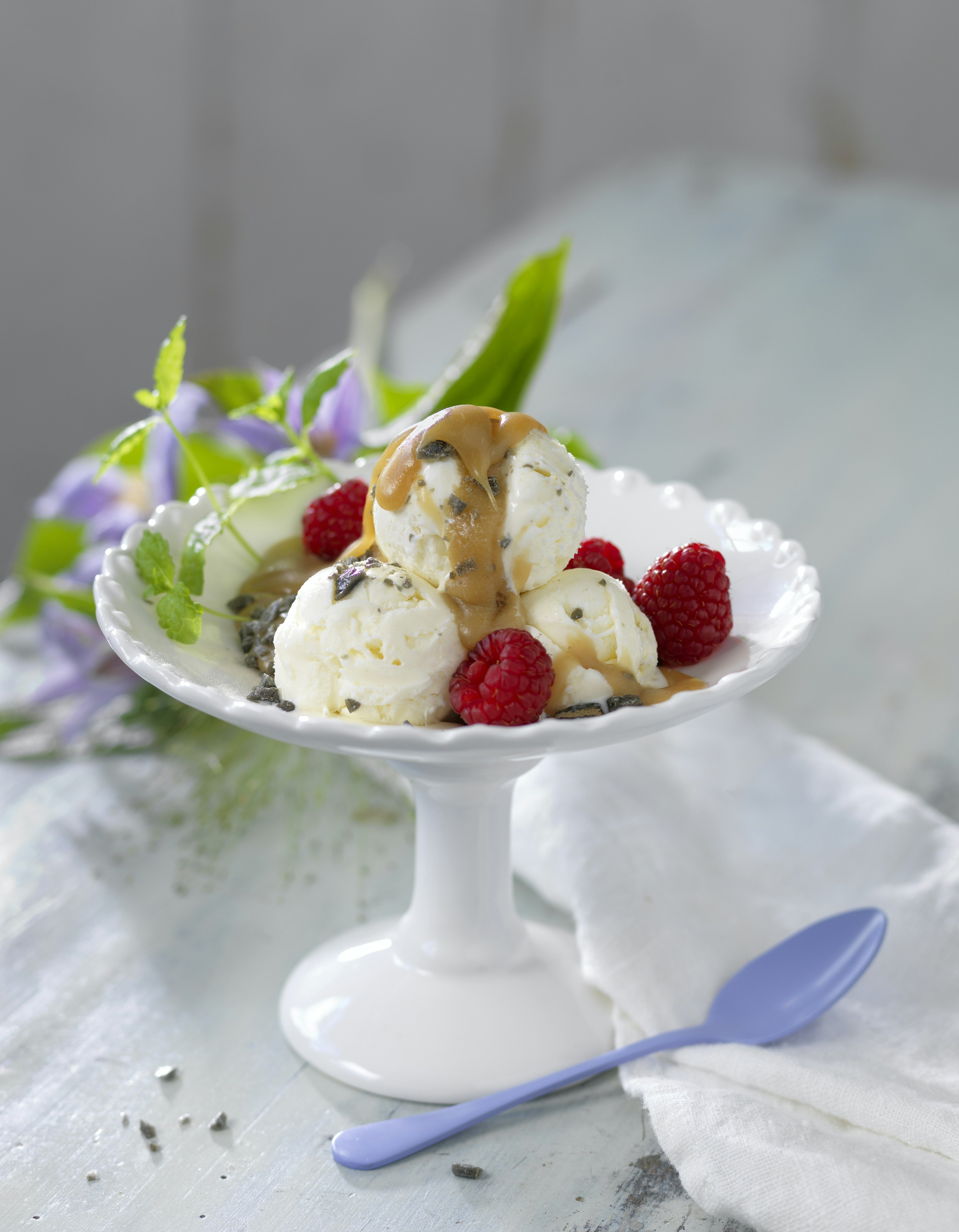 Lakritskolasås med hallon och vaniljglass