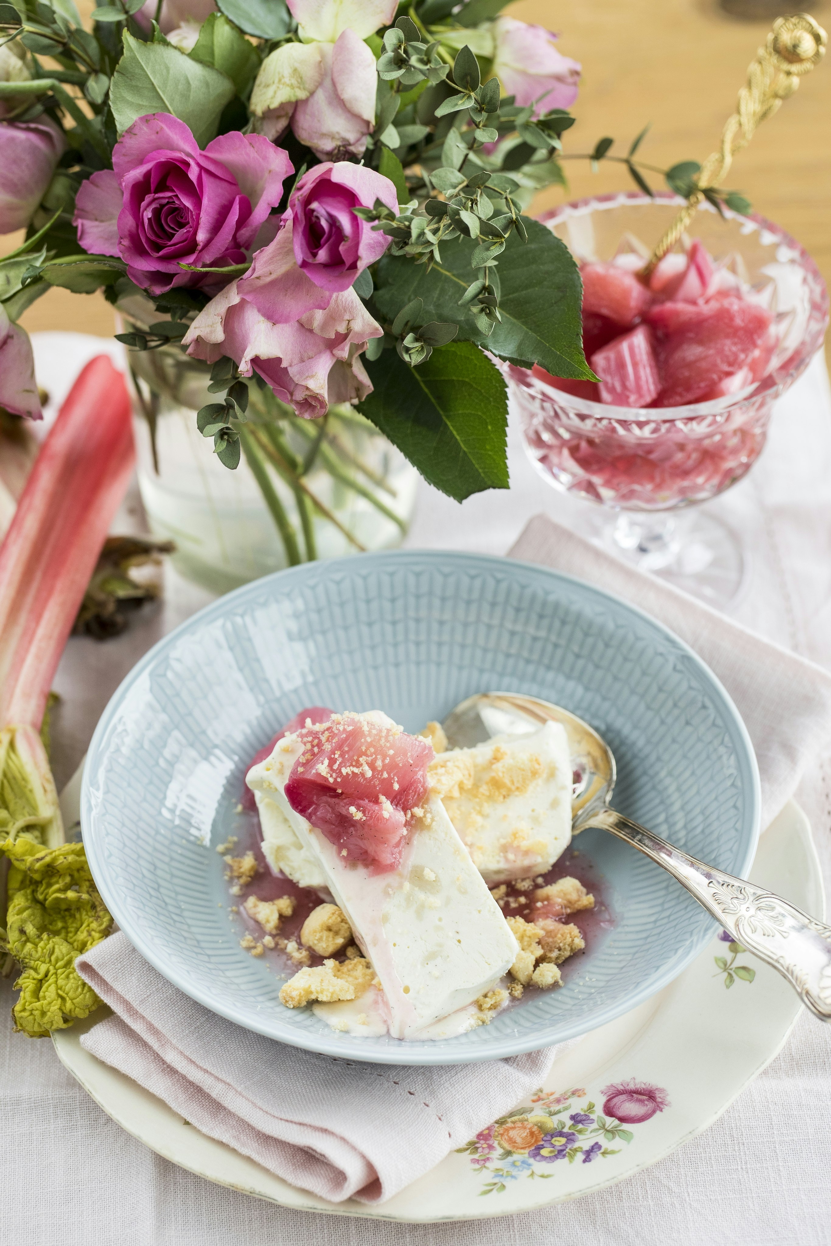 Vaniljparfait med rabarberkompott